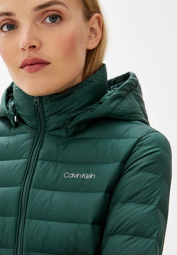 Серый пуховик кельвин кляйн. Пуховик кельвин кляйн бежевый. Пуховик кельвин кляйн женский. Куртка кальвин кляйн женская красная. Ветровка calvin klein performance женская.