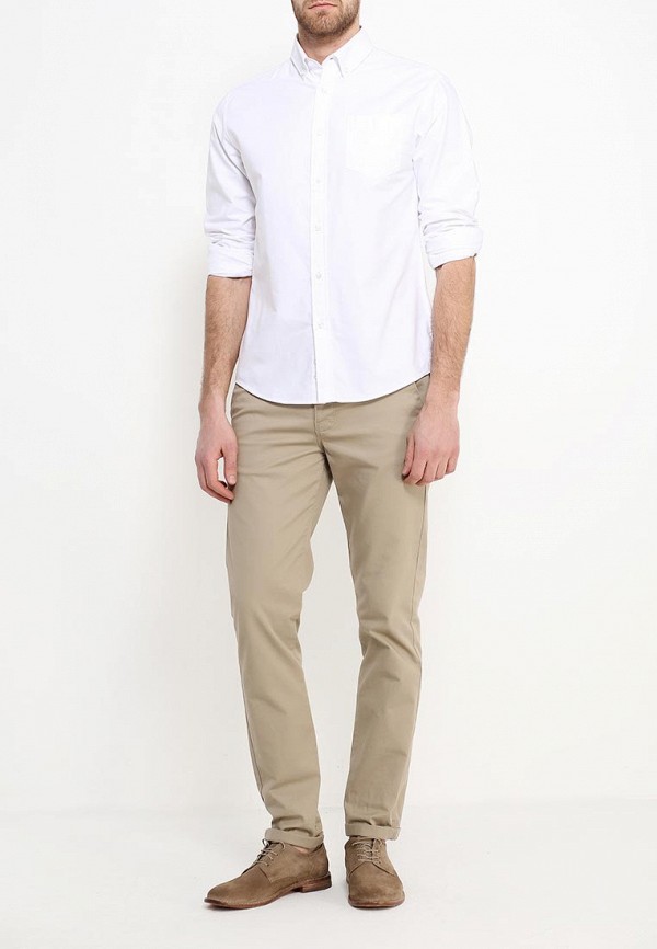 мужчина в белой льняной рубашке без воротника и брюках чинос