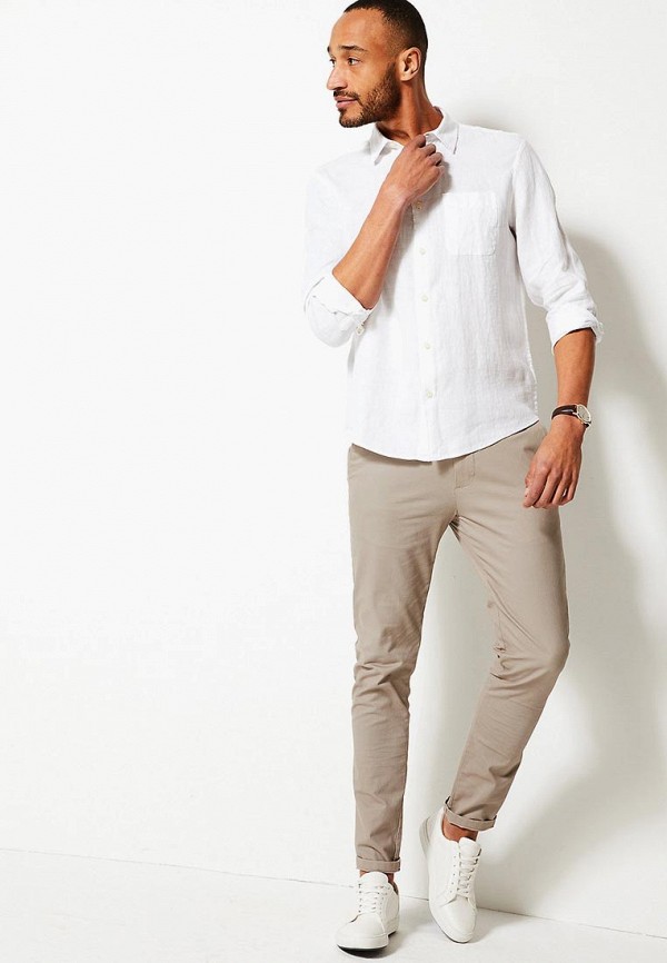 чиносы песочного цвета на мужчине с белой рубашкой