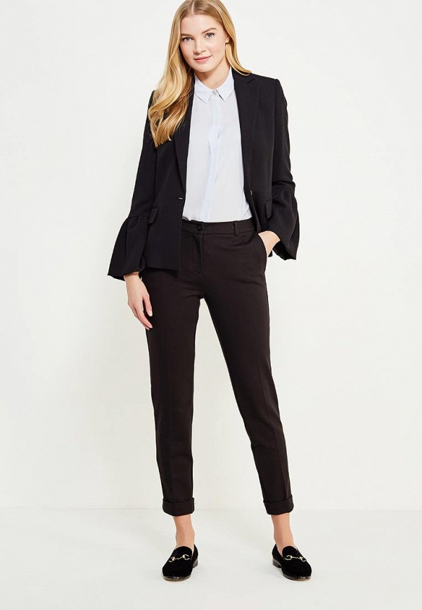 Темные брюки и светлые туфли для женщин. Стиль смарт касуаль для женщин. Какую обувь носить с классическими брюками. Какую обувь носить с классическими брюками. Классические брюки с ботинками женские.