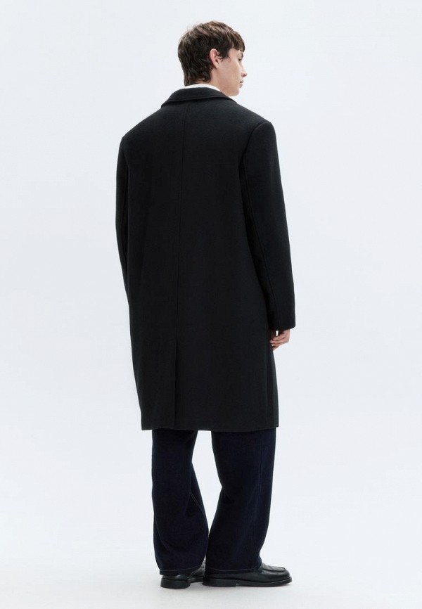 мужчина в свободном пальто прямого кроя