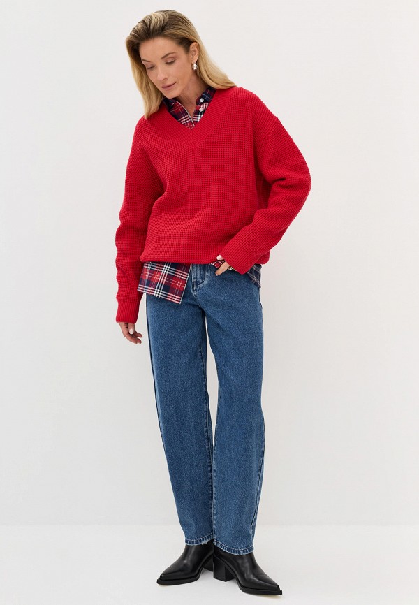 джинсы и красный свитер