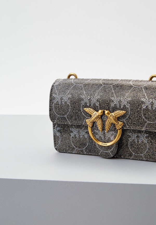 несколько сумок Pinko разных цветов и фактур на мраморном столе