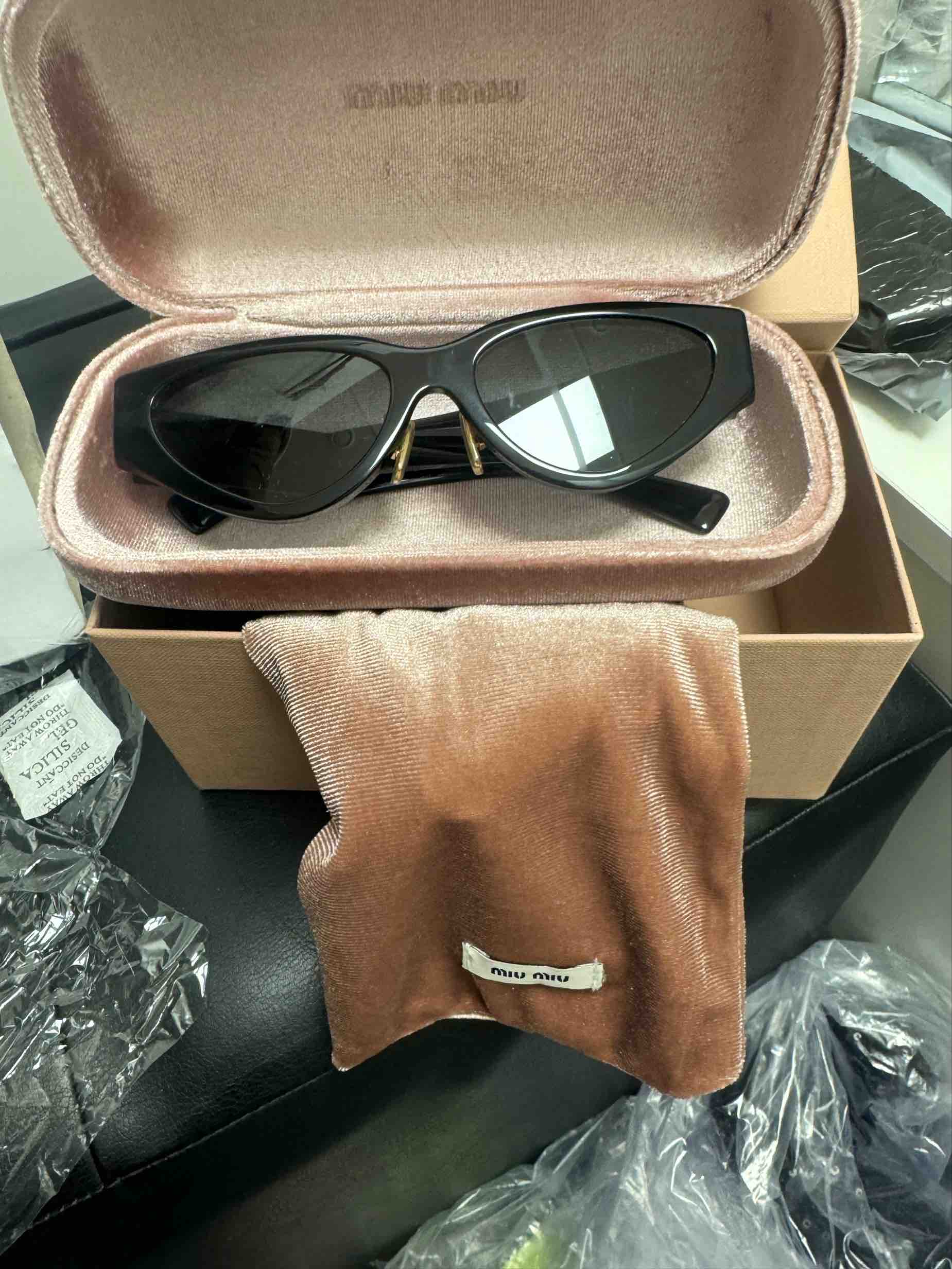 Очки солнцезащитные Miu Miu MU 03ZS 1AB5S0, цвет: черный