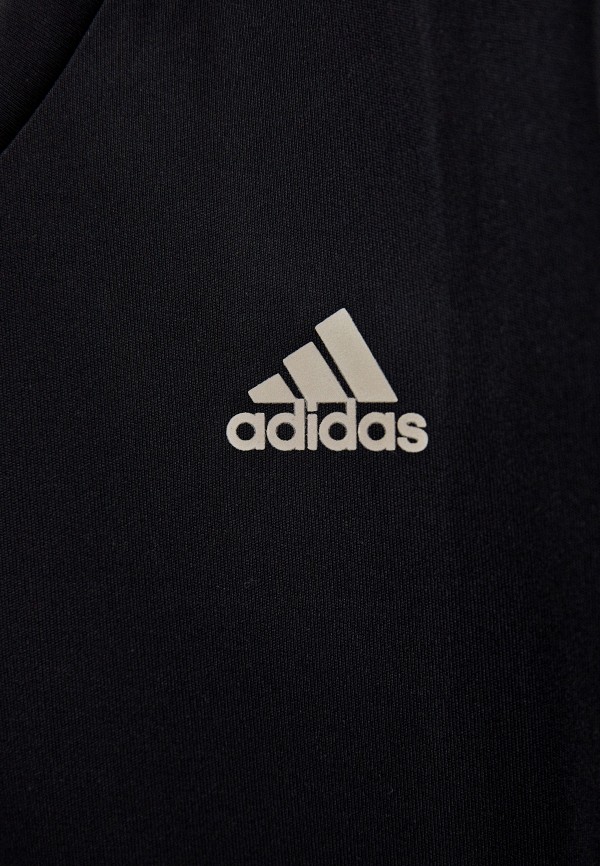 Adidas на черном фоне