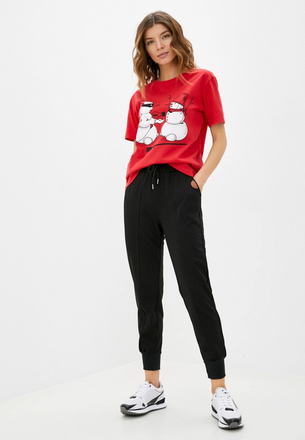 Укороченные спортивные штаны женские. Укороченные спортивные брюки женские. Штаны спортивные женские черные и красные. Спортивные черные штаны женские в гардеробе.