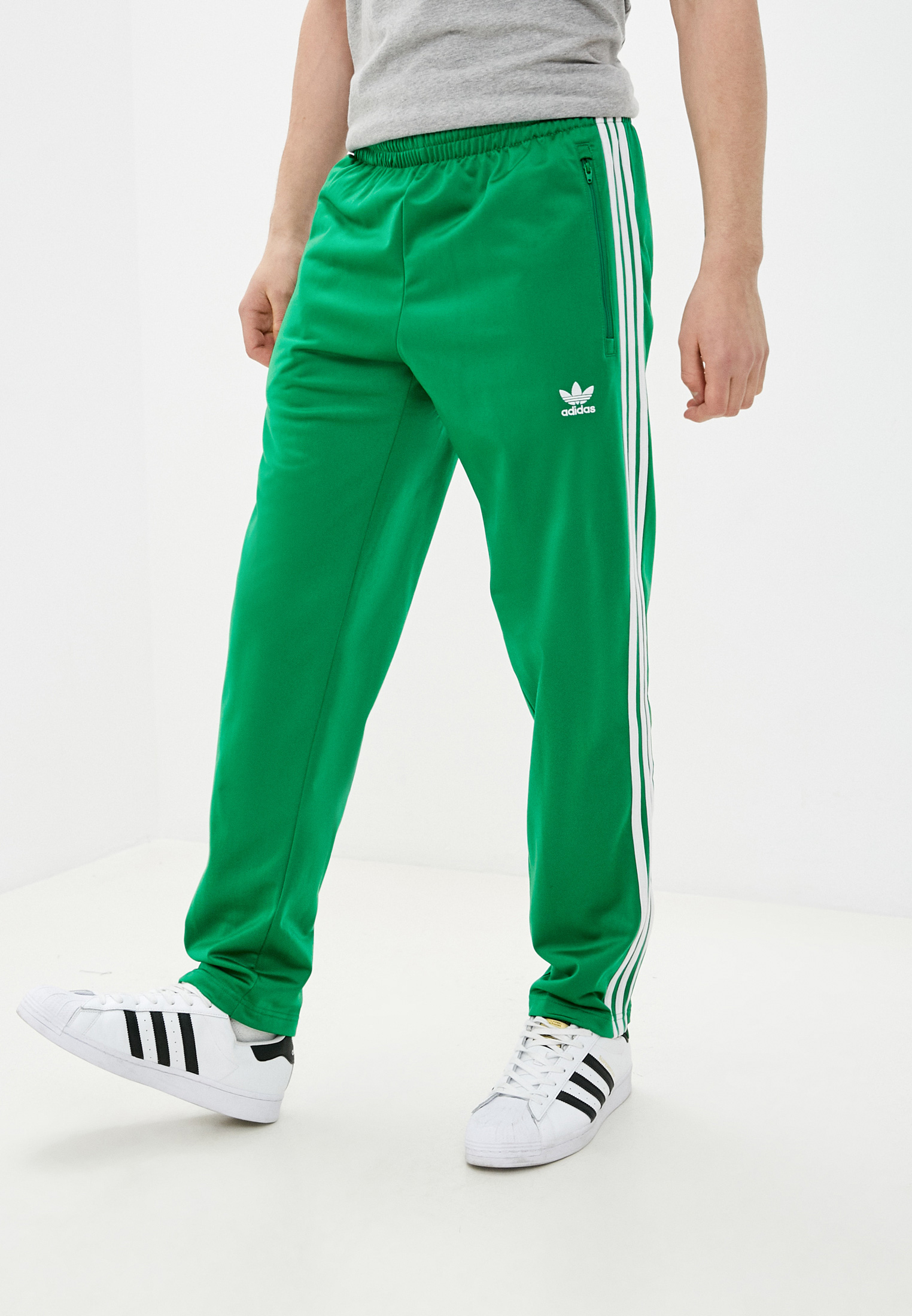 Адидас зеленый спортивный. Адидас ориджинал штаны зеленые. Adidas Firebird брюки Green. Штаны adidas Originals зеленые. Adidas Originals брюки спортивные adicolor Classics.