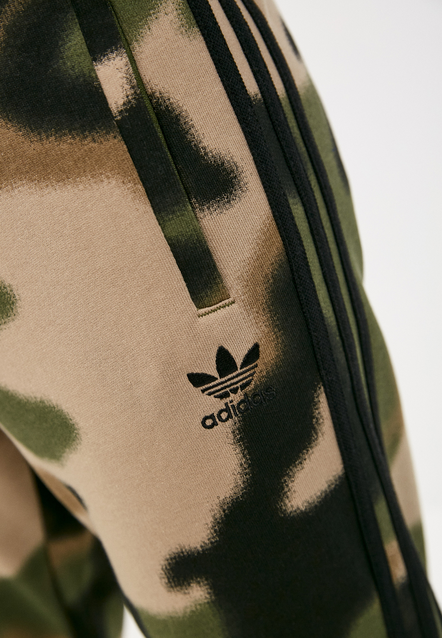 Мужские спортивные брюки Adidas Originals (Адидас Ориджиналс) GN1894 цвет  хаки купить за 4490 руб.