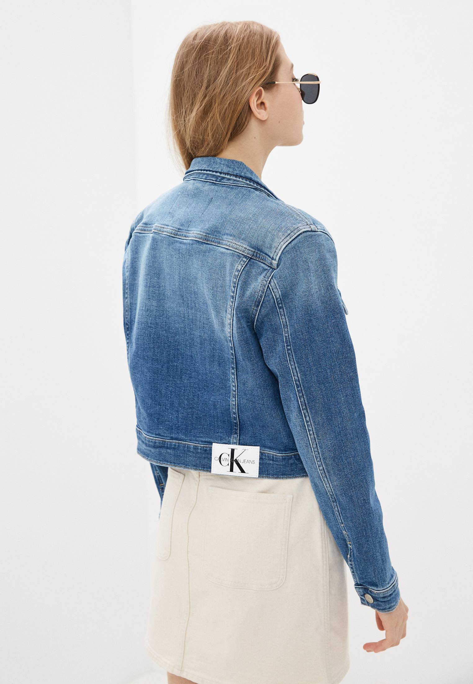 Джинсовая куртка женская Calvin Klein Jeans J20J216305 цвет синий купить за  11999 руб.