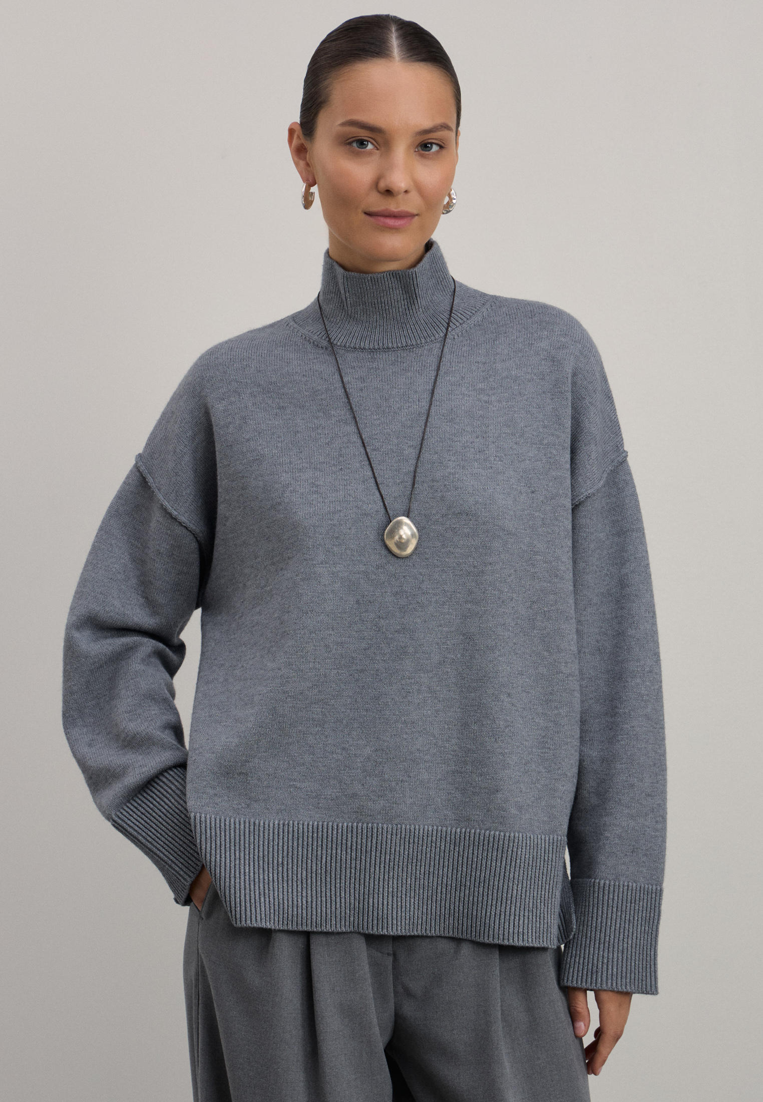 Свитер женский Zarina 4421610810/38 купить за 1898 руб.