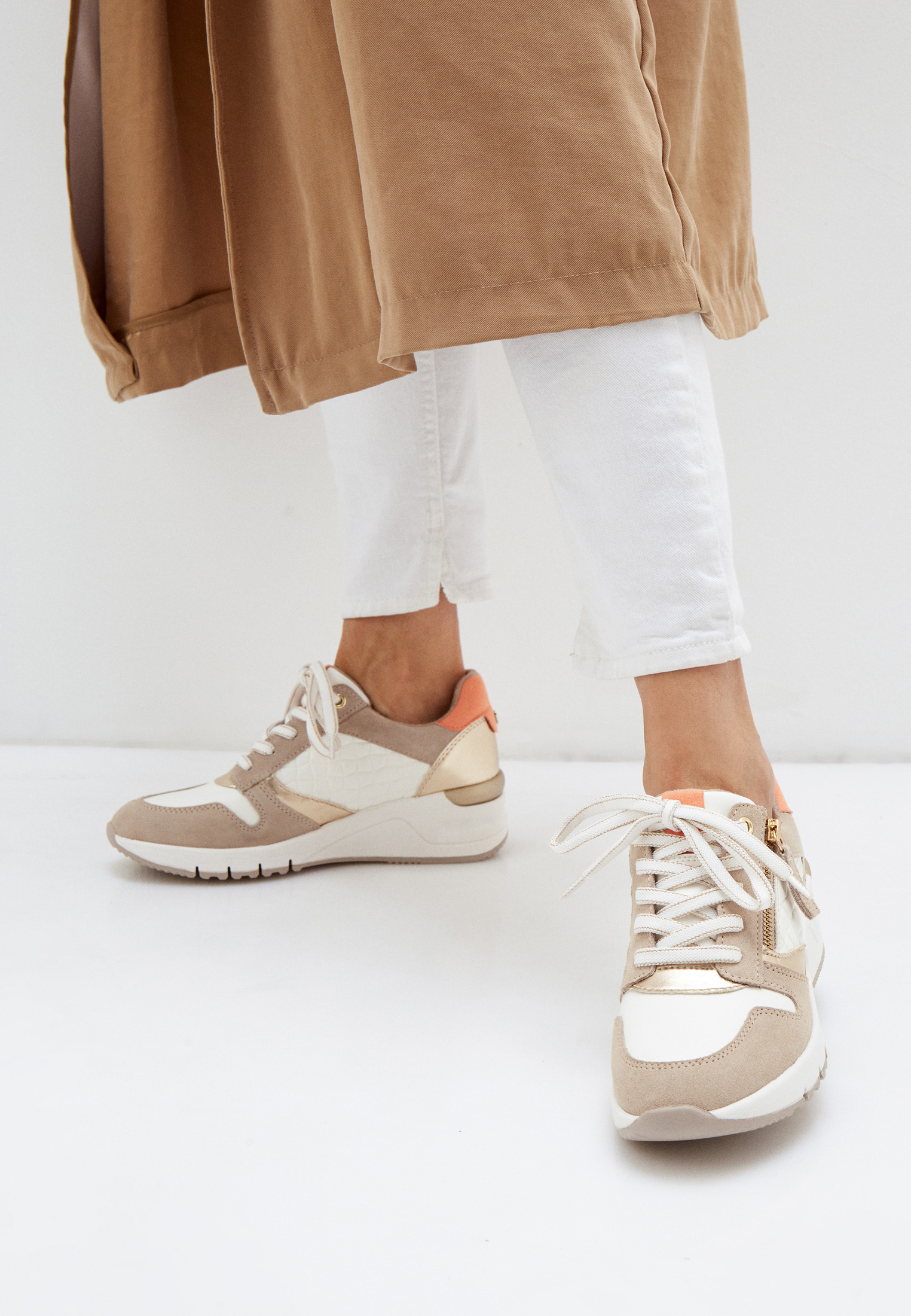 Кроссовки белые с бежевыми вставками. Бело бежевые кроссовки. Женские кроссовки nike air max 90 бежевые. Бело бежевые кроссовки. Puma кроссовки женские бежевые.