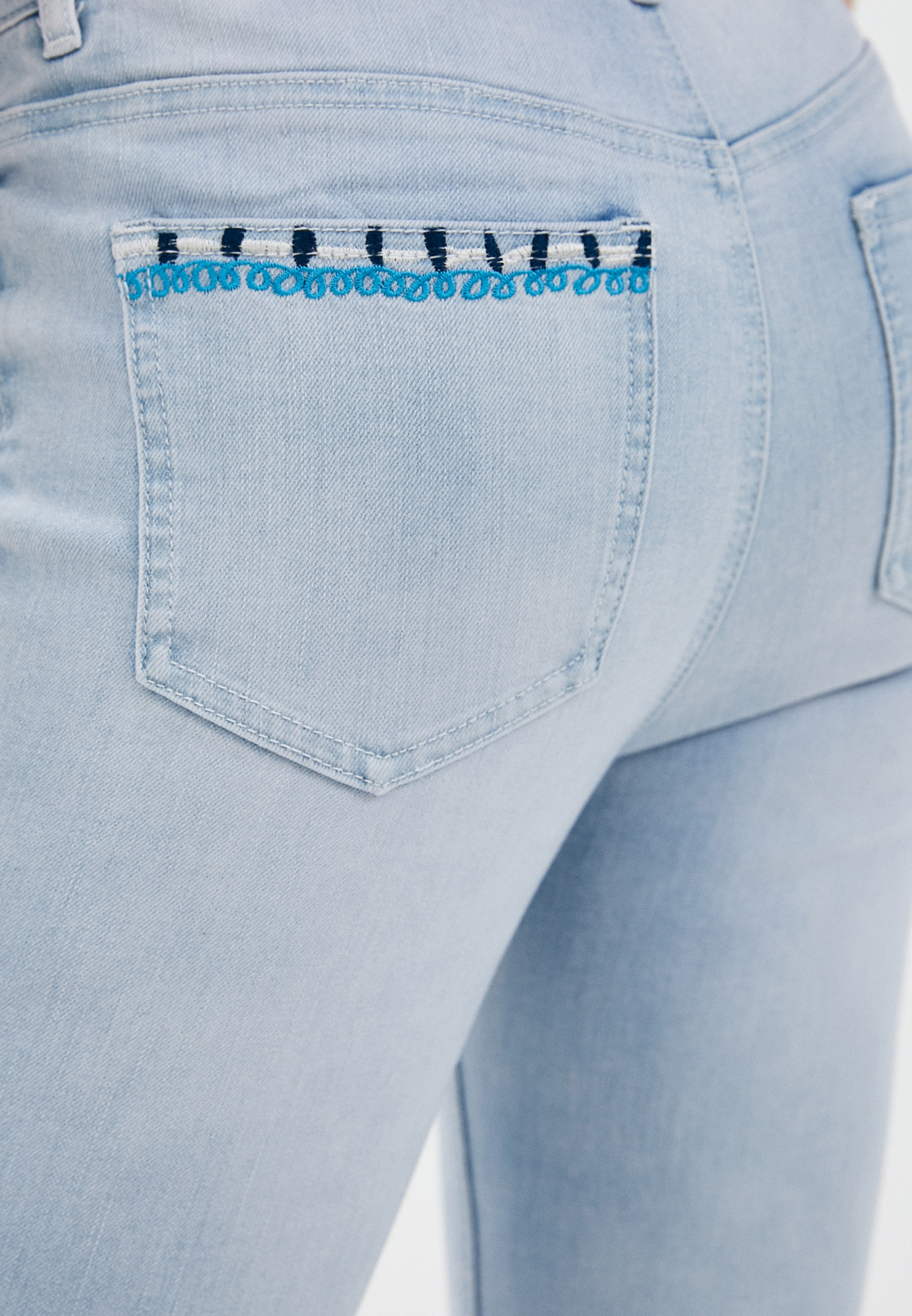 Зауженные джинсы женские Desigual (Дезигуаль) 21SWDD35 купить за 11899 руб.