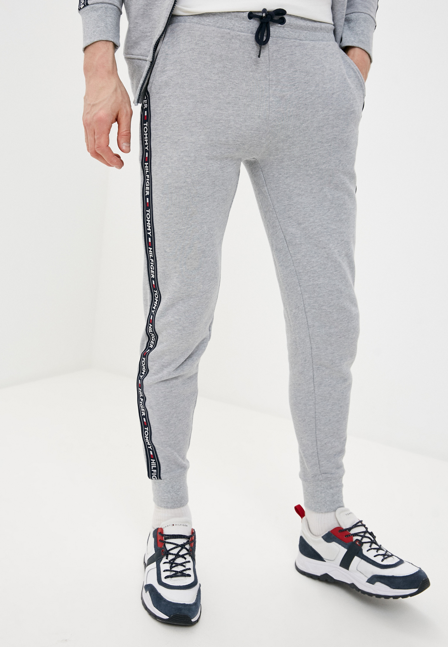 Muzhskie Sportivnye Bryuki Tommy Hilfiger Tommi Hilfiger Um0um00706 Kupit Za 5510 Rub
