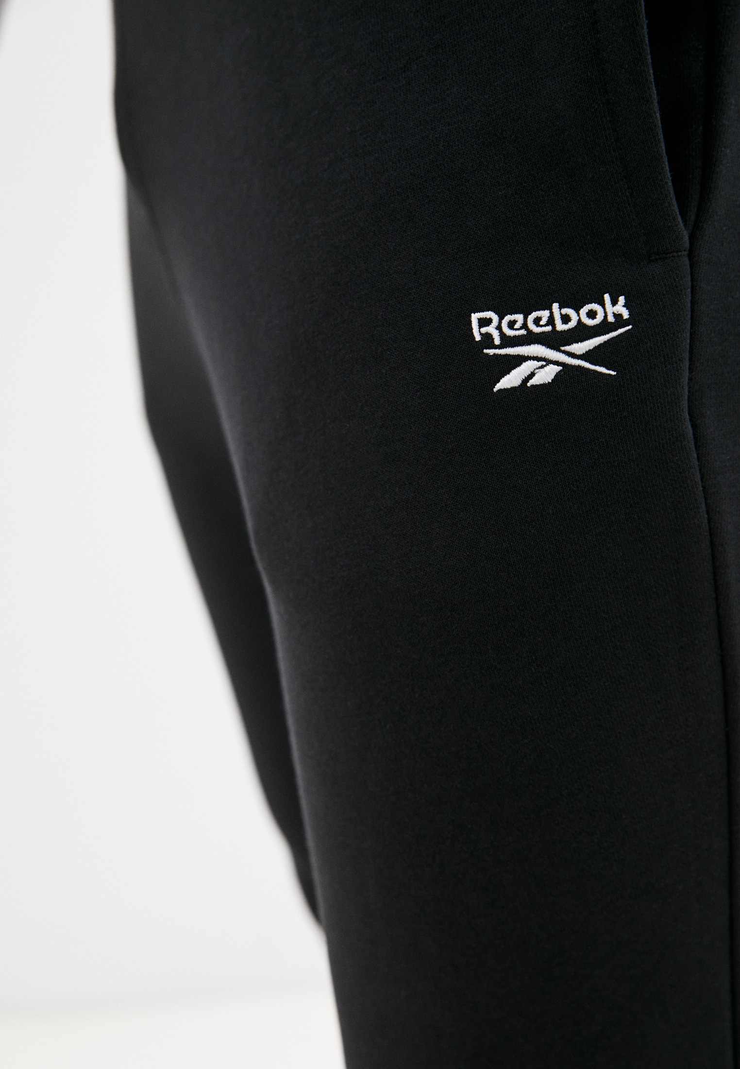 Мужские спортивные брюки Reebok (Рибок) GT5802 купить за 2390 руб.