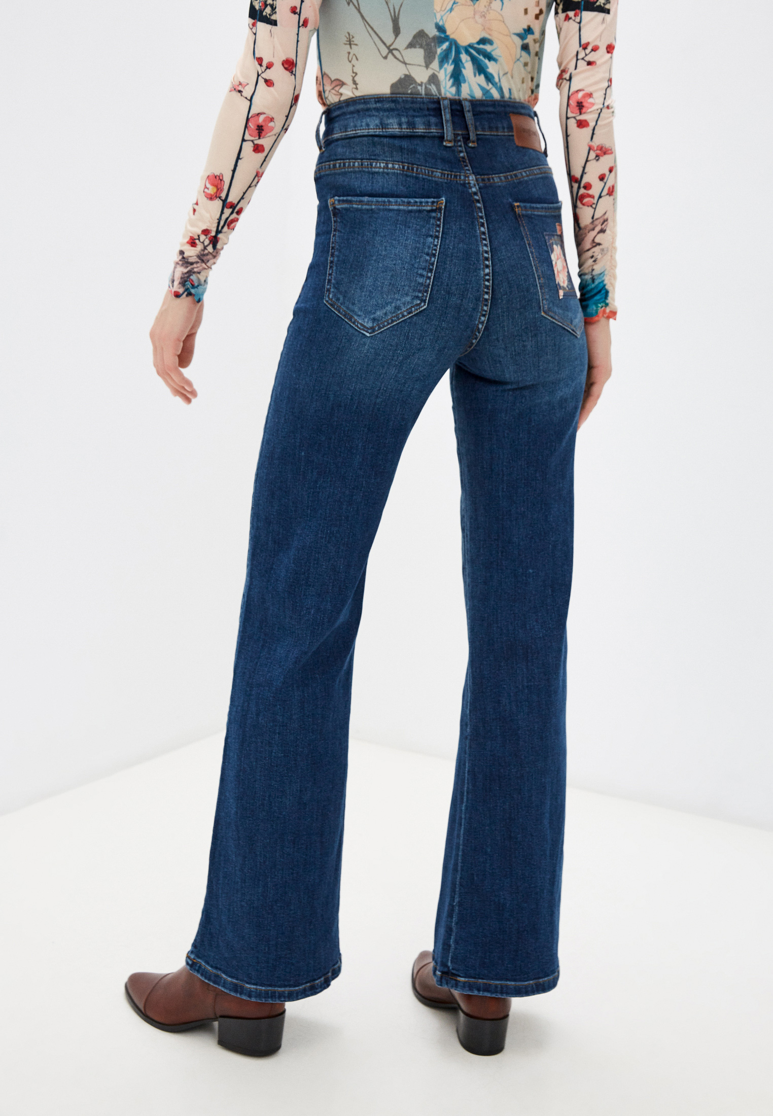 Широкие и расклешенные джинсы женские Desigual (Дезигуаль) 21WWDD03 купить  за 8440 руб.