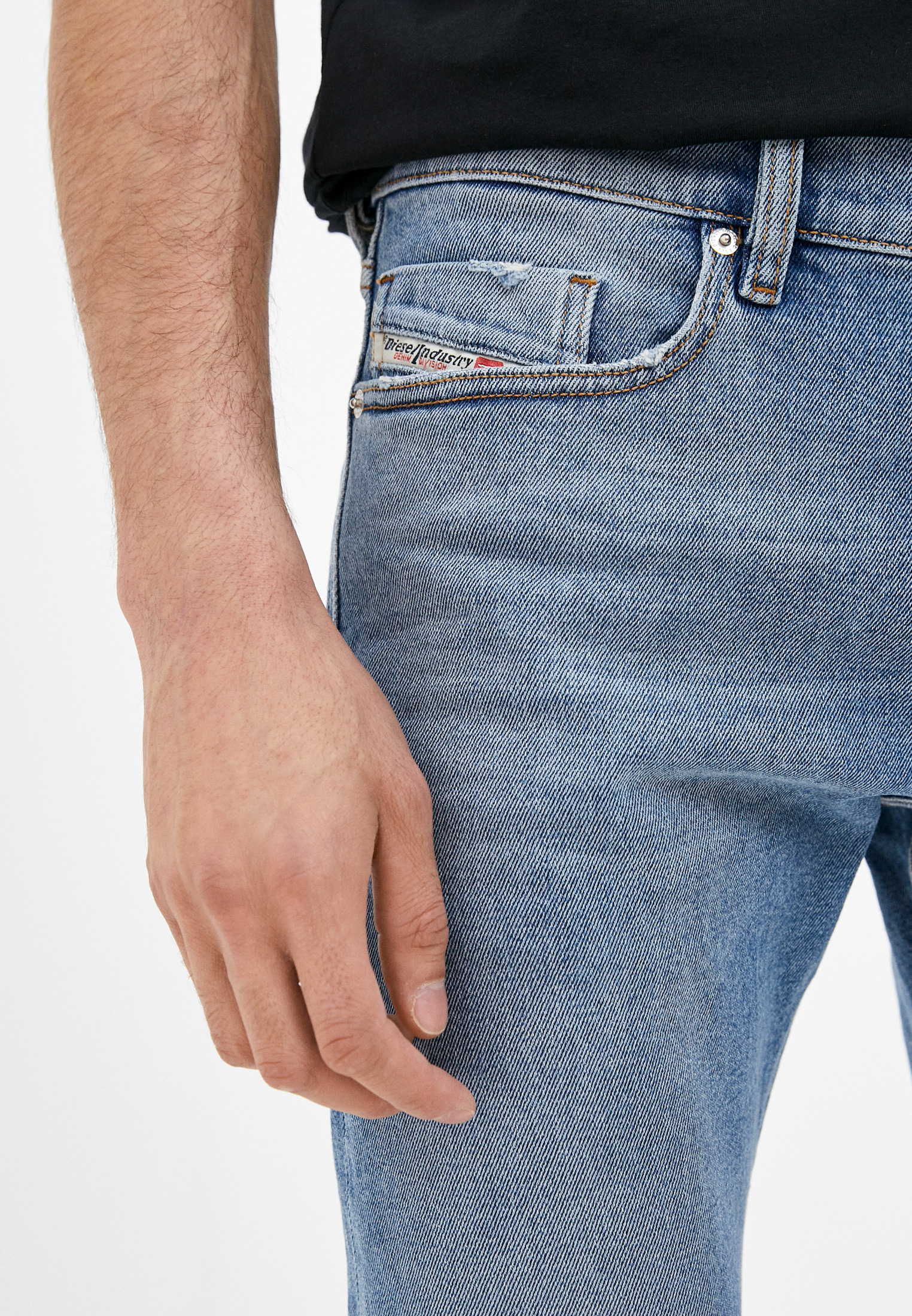 Мужские зауженные джинсы Diesel (Дизель) 00SWID0096Y: изображение 4
