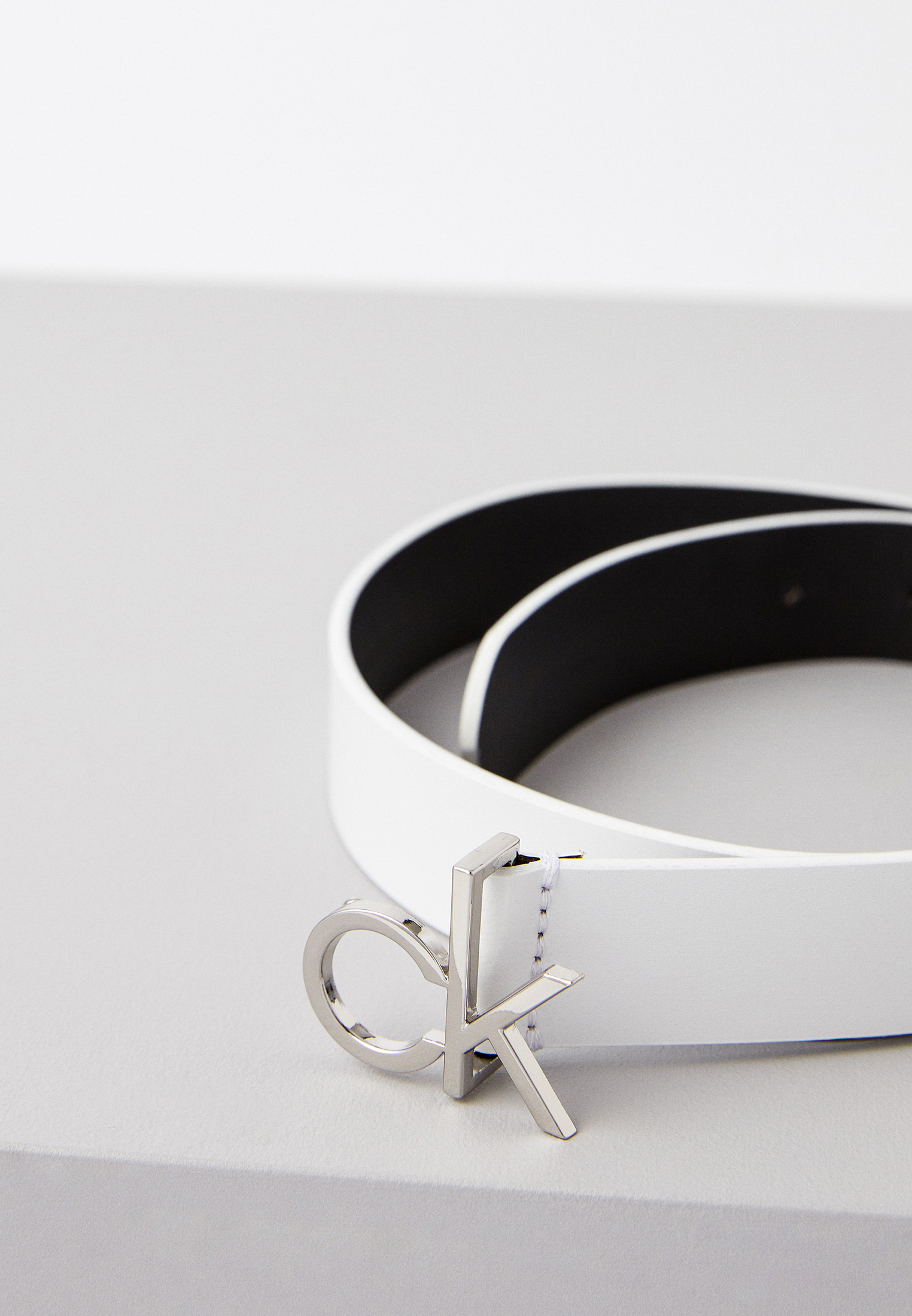 Ремень calvin klein женские. Ремень кельвин кляйн белый. Ремень кальвин кляйн женский. Ремень кельвин кляйн с бляшкой. Кельвин кляйн джинс ремень женский.