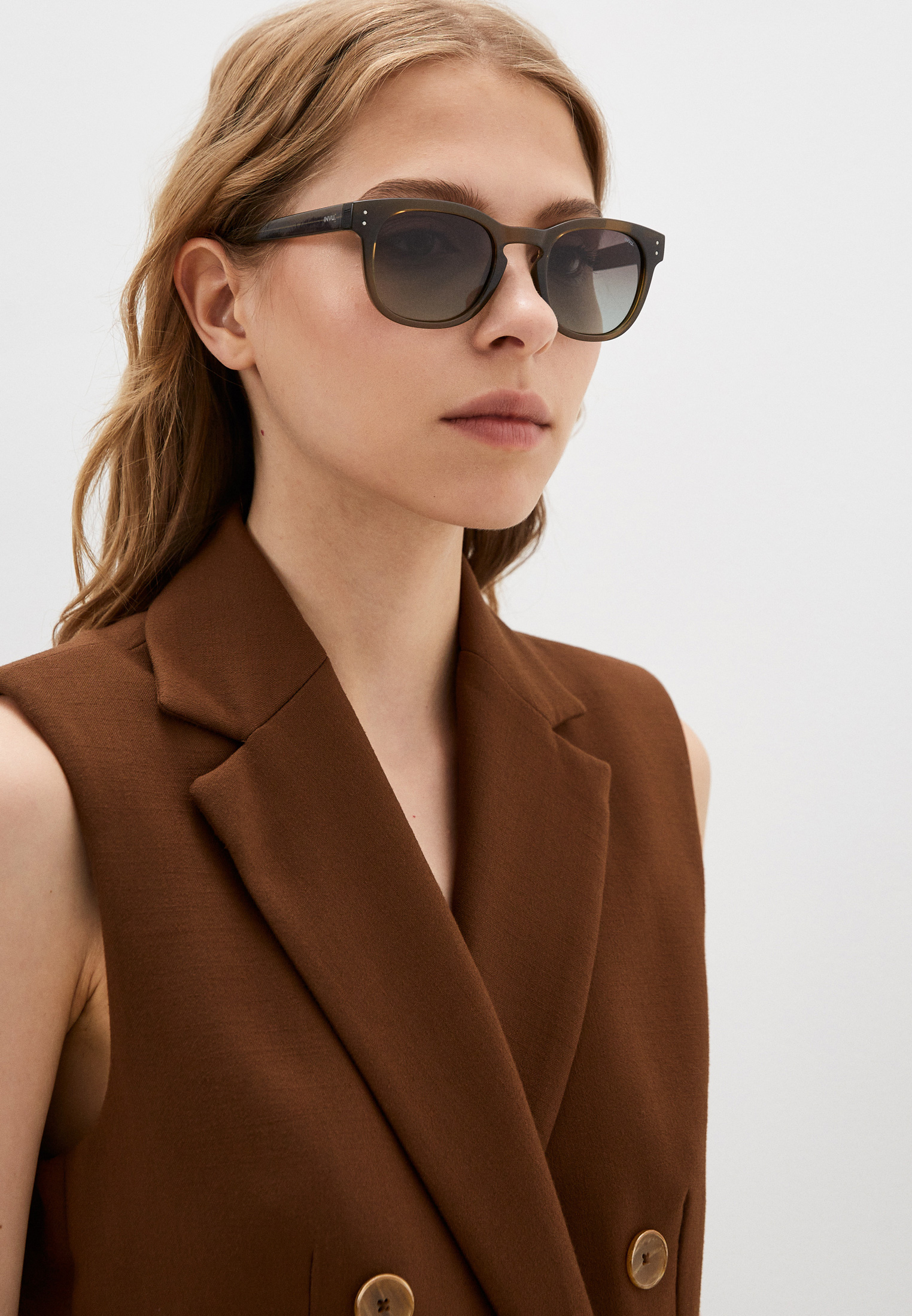 Женские солнцезащитные очки Invu B2202C купить за 4050 руб.