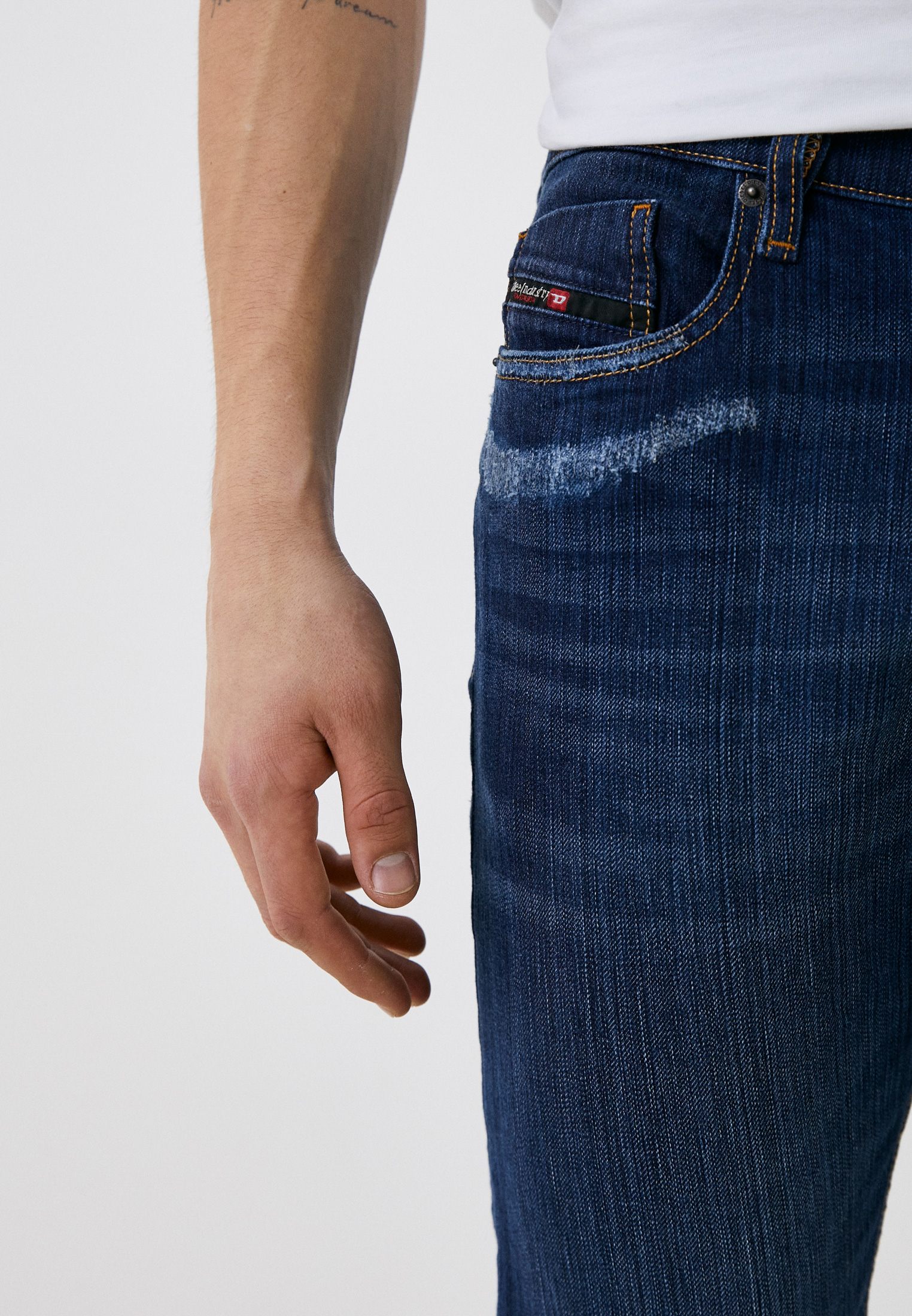 Мужские зауженные джинсы Diesel (Дизель) 00SWID0098N: изображение 4