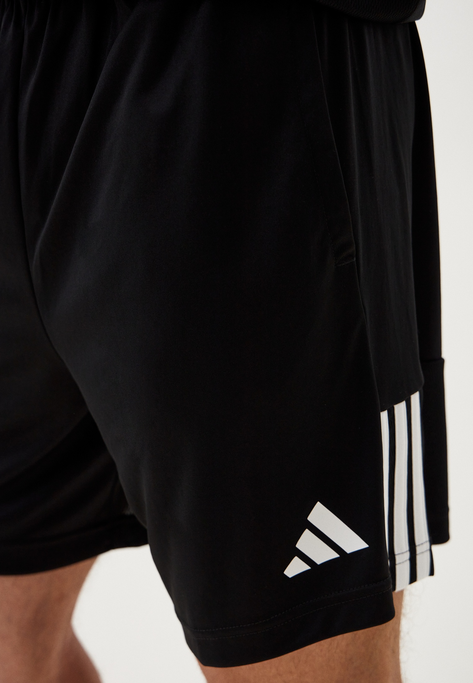 Мужские спортивные шорты Adidas (Адидас) IR9736 купить за 5399 руб.