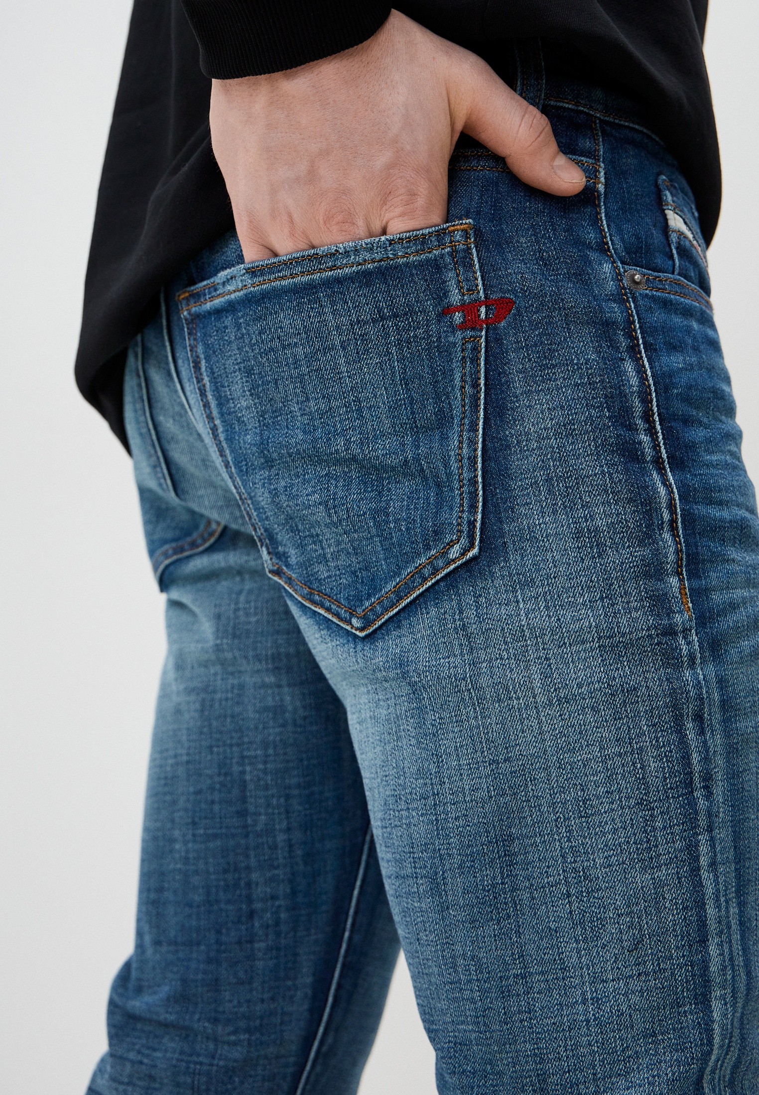 Мужские зауженные джинсы Diesel (Дизель) A035580DQAE: изображение 4