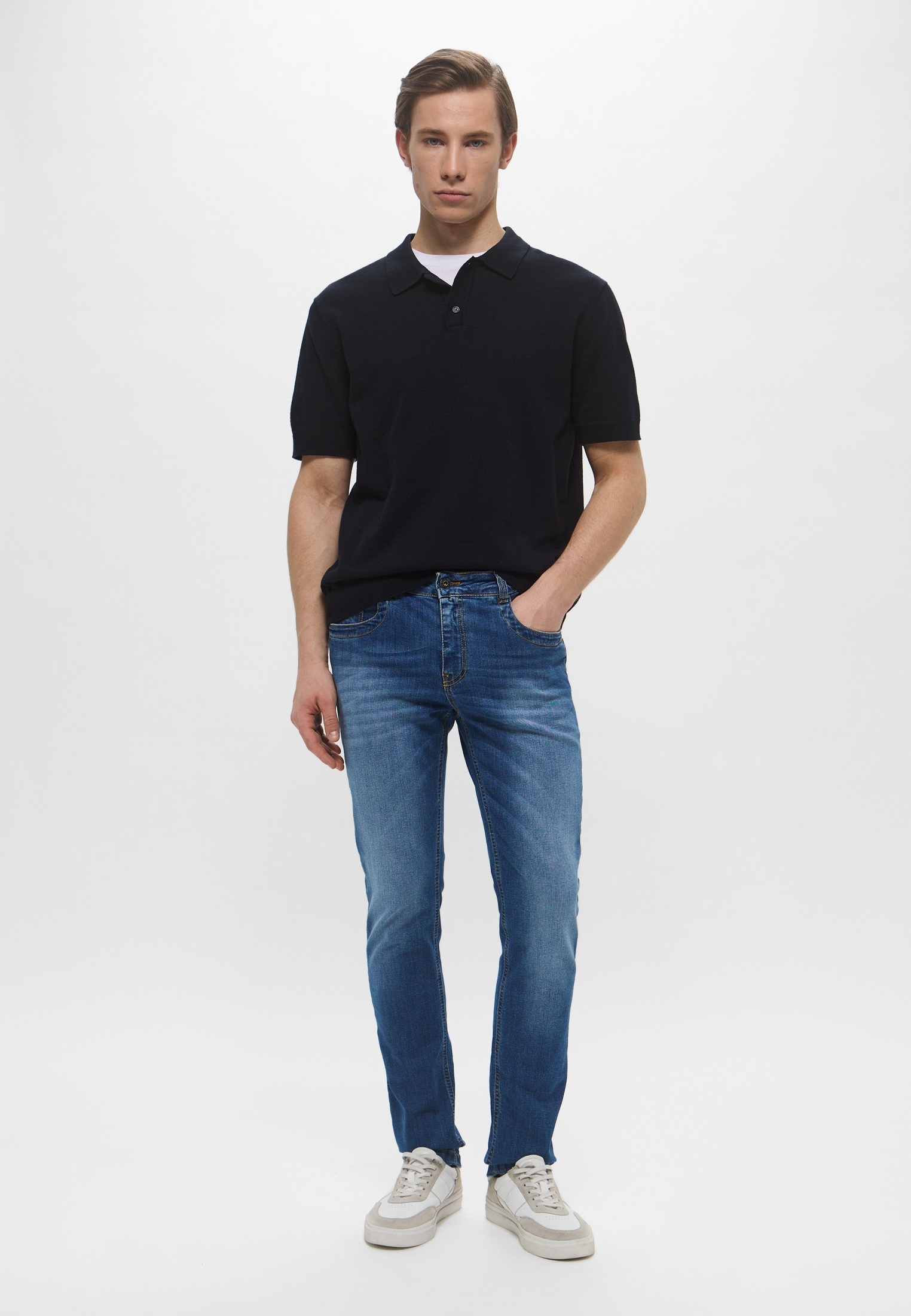 Мужские зауженные джинсы Bikkembergs (Биккембергс) BMD0823S: изображение 2