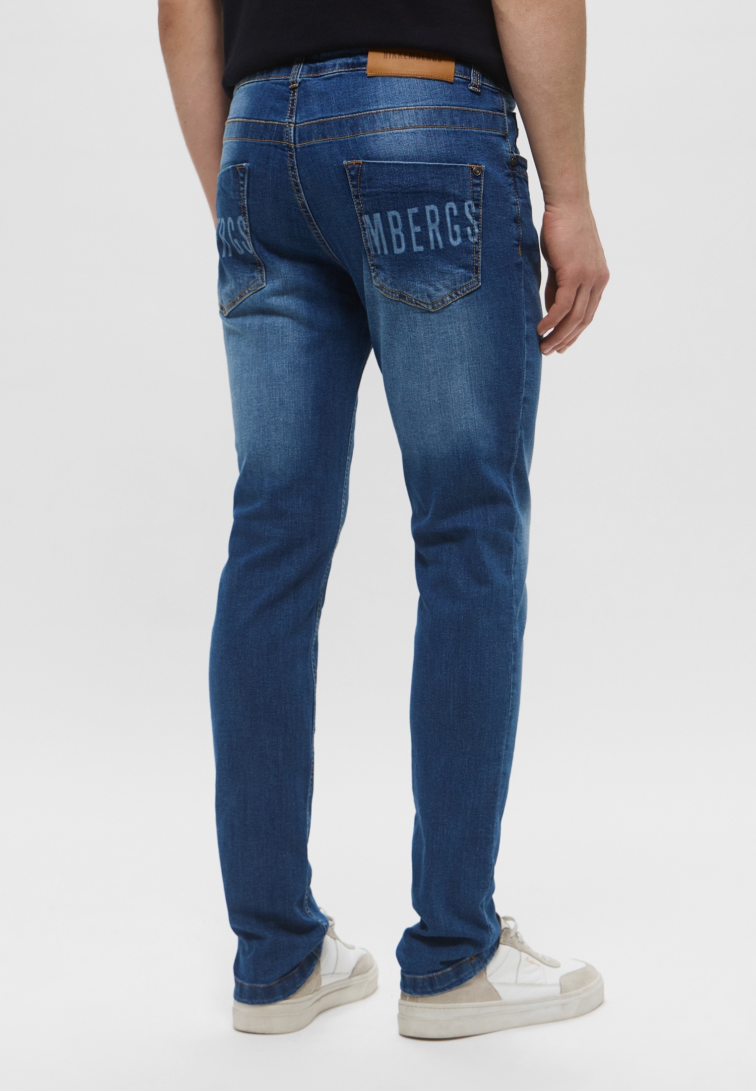 Мужские зауженные джинсы Bikkembergs (Биккембергс) BMD0823S: изображение 3