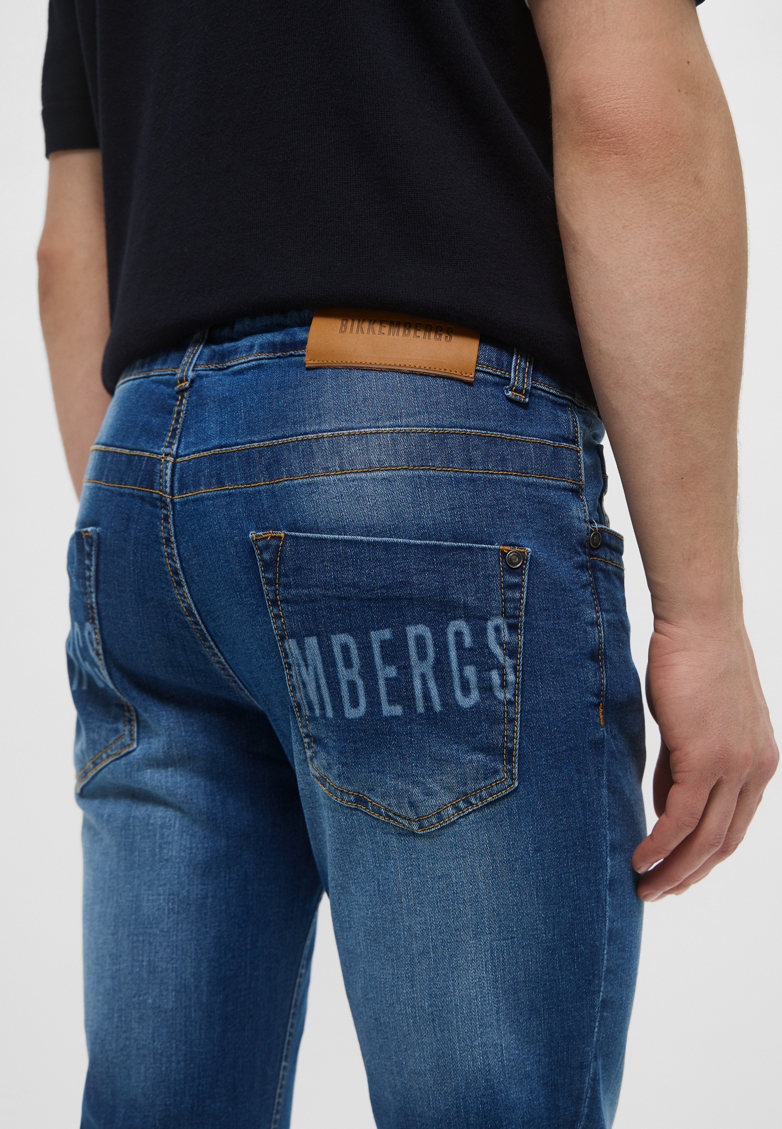 Мужские зауженные джинсы Bikkembergs (Биккембергс) BMD0823S: изображение 5