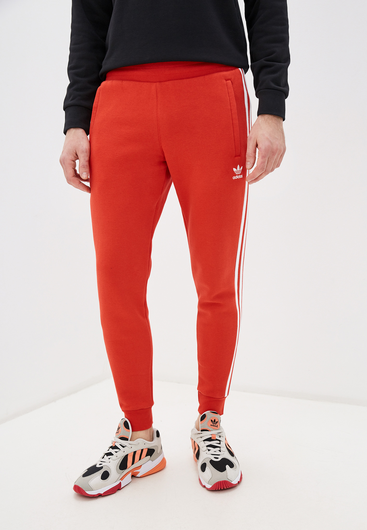 Красные штаны адидас. Брюки спортивные adidas Originals fm9896. Красные штаны адидас ориджинал. Штаны адидас Ориджиналс красные мужские. Adidas Originals красные брюки Cotton.