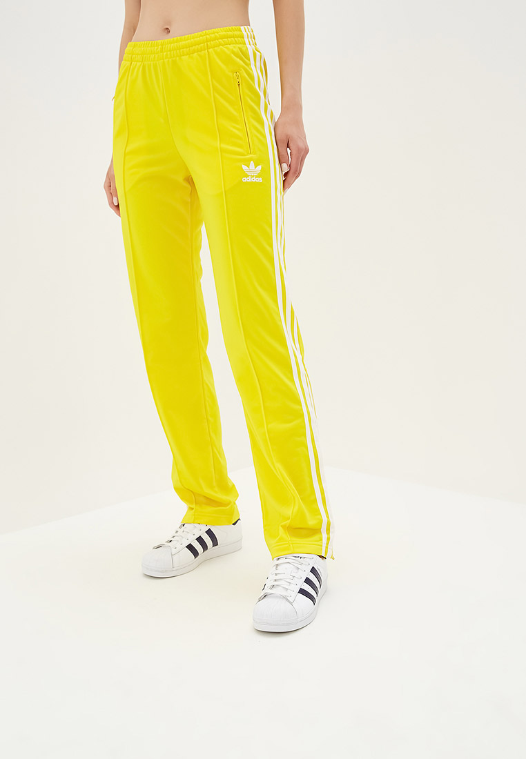 Желтые штаны мужские. Брюки adidas Originals Firebird TP. Штаны adidas Firebird мужские желтые. Штаны adidas Originals желтые. Желтые штаны адидас.