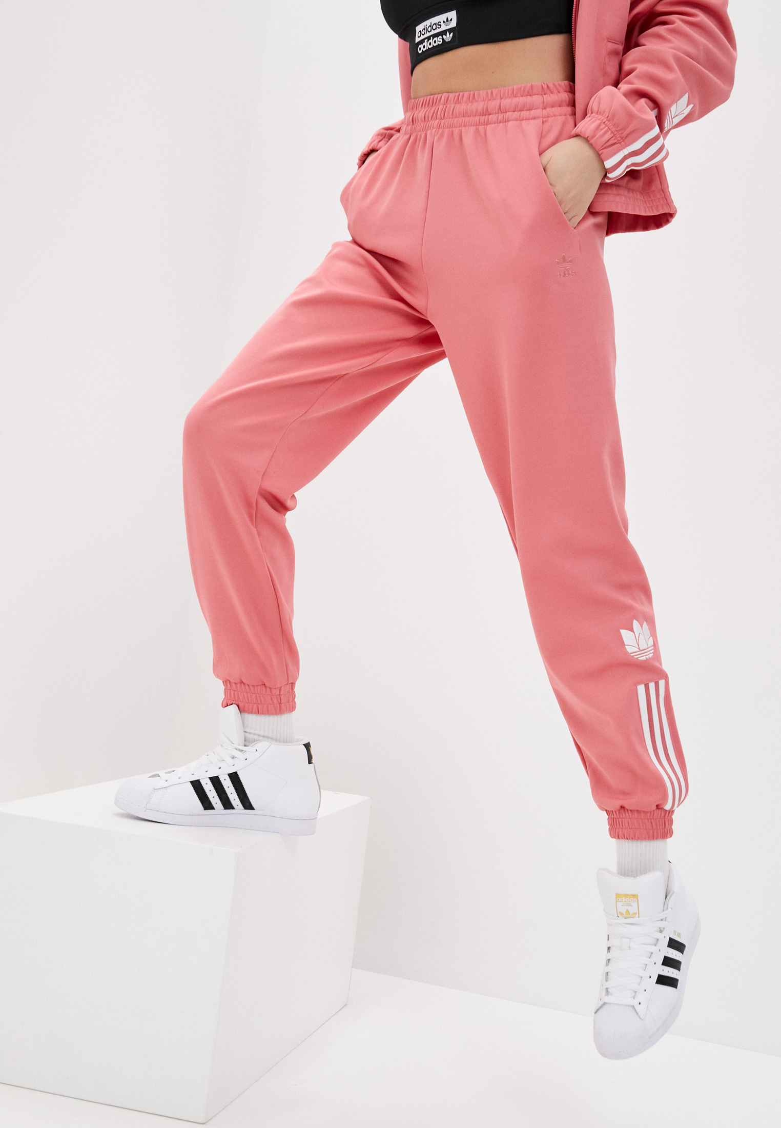 Брюки спортивные adidas Originals TRACKPANT, цвет: розовый, AD093EWLWYP9 —  купить в интернет-магазине Lamoda