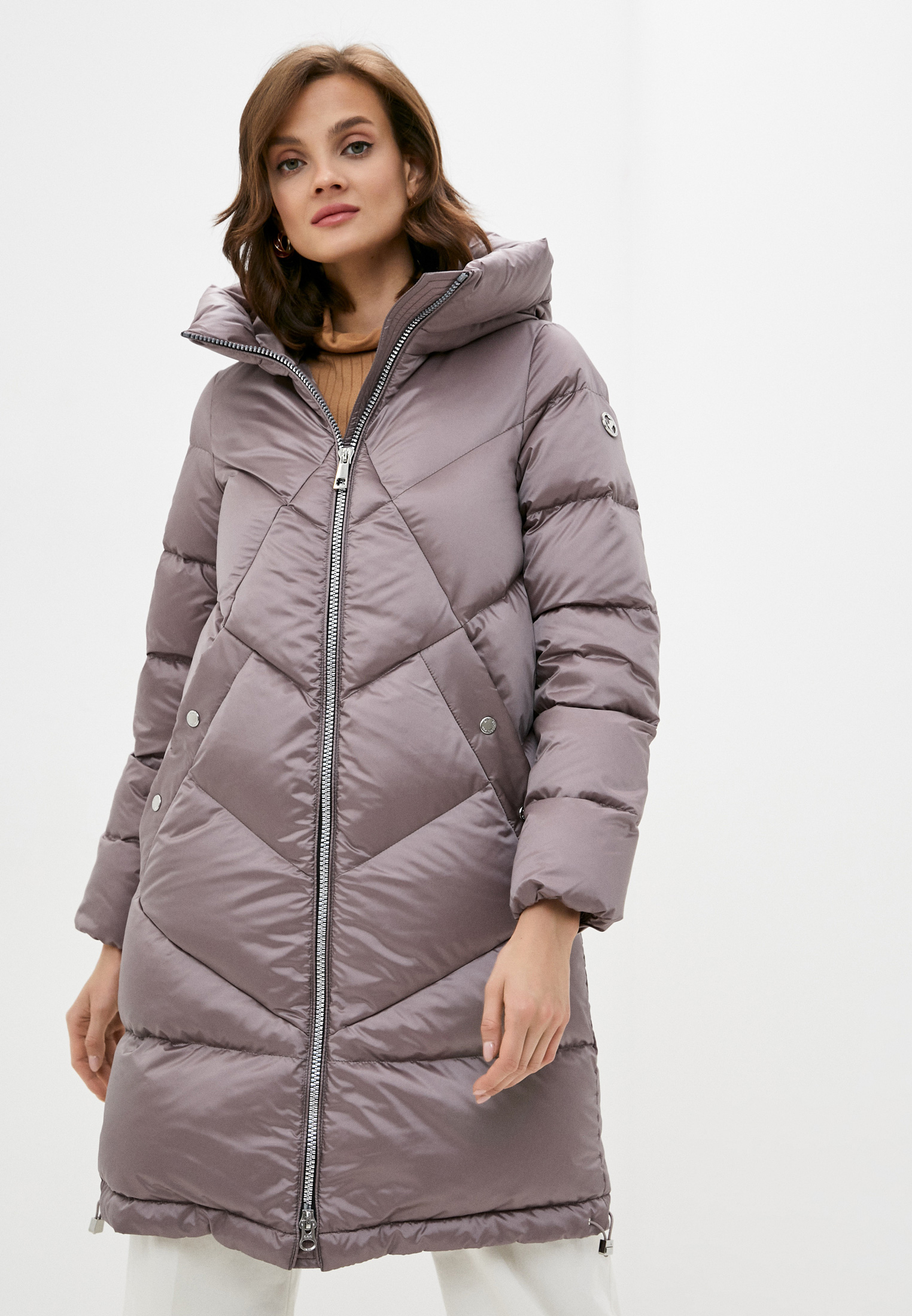 коллекции пуховиков. бежевый пуховик с мехов. коллекции пуховиков. популярные пуховики. зимняя одежда.