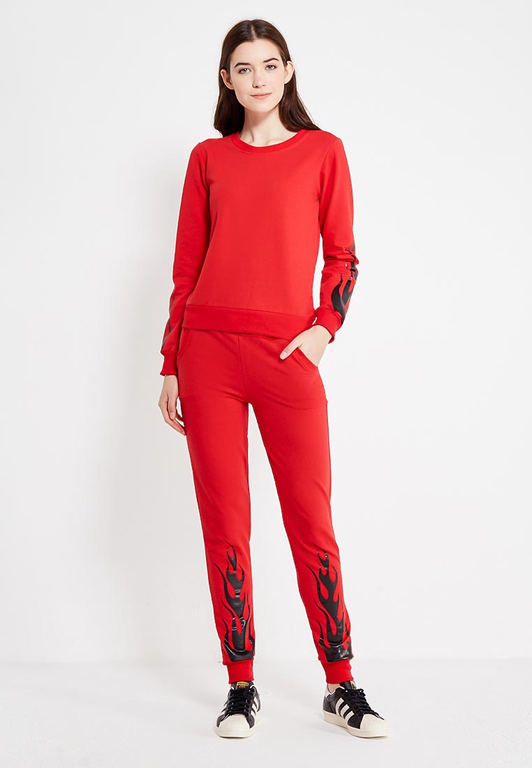 Спортивные костюмы красного цвета. Красный спортивный костюм. Красный спортивный костюм женский. Спортивный стиль в красных тонах. Спорт костюм красный женский.