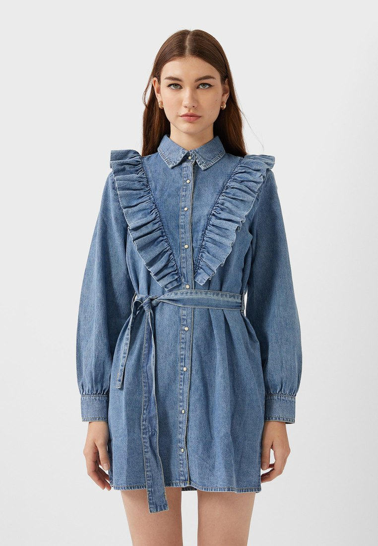 Платье джинсовое Stradivarius купить за 2 999 ₽ в интернет-магазине Lamoda.ru