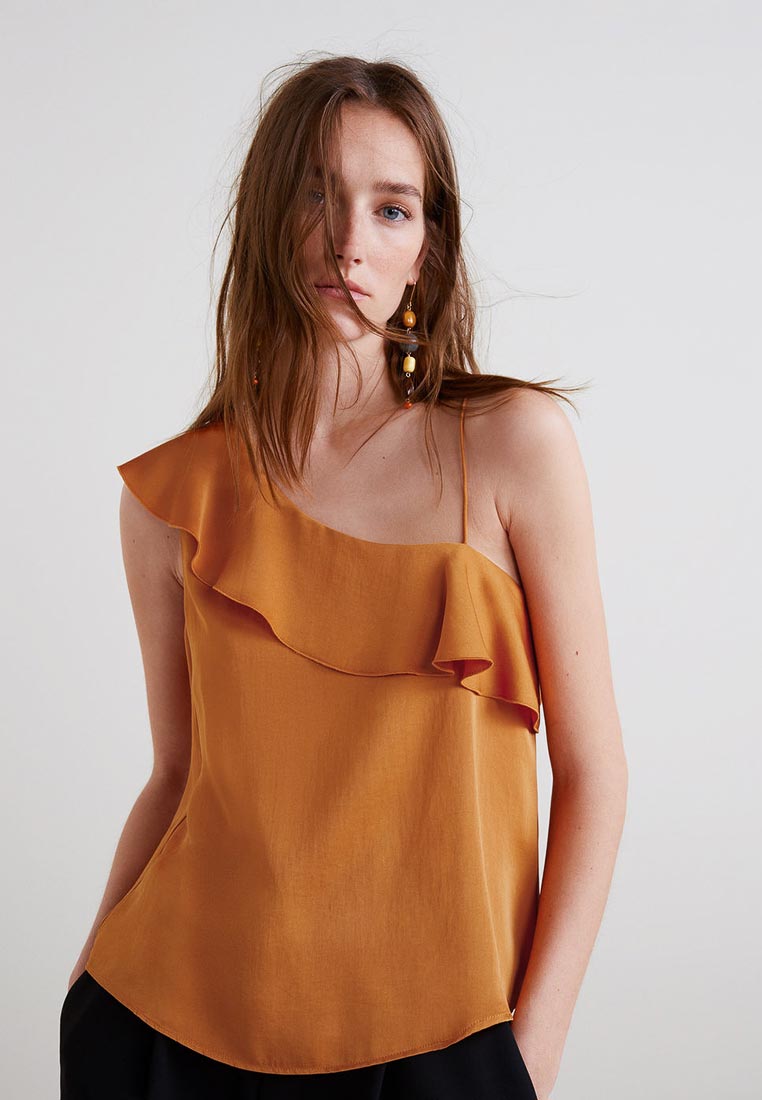 Модель. Манго топ. Манго топ трикотажный. Mango топ черный с бежевым. Манго топ.