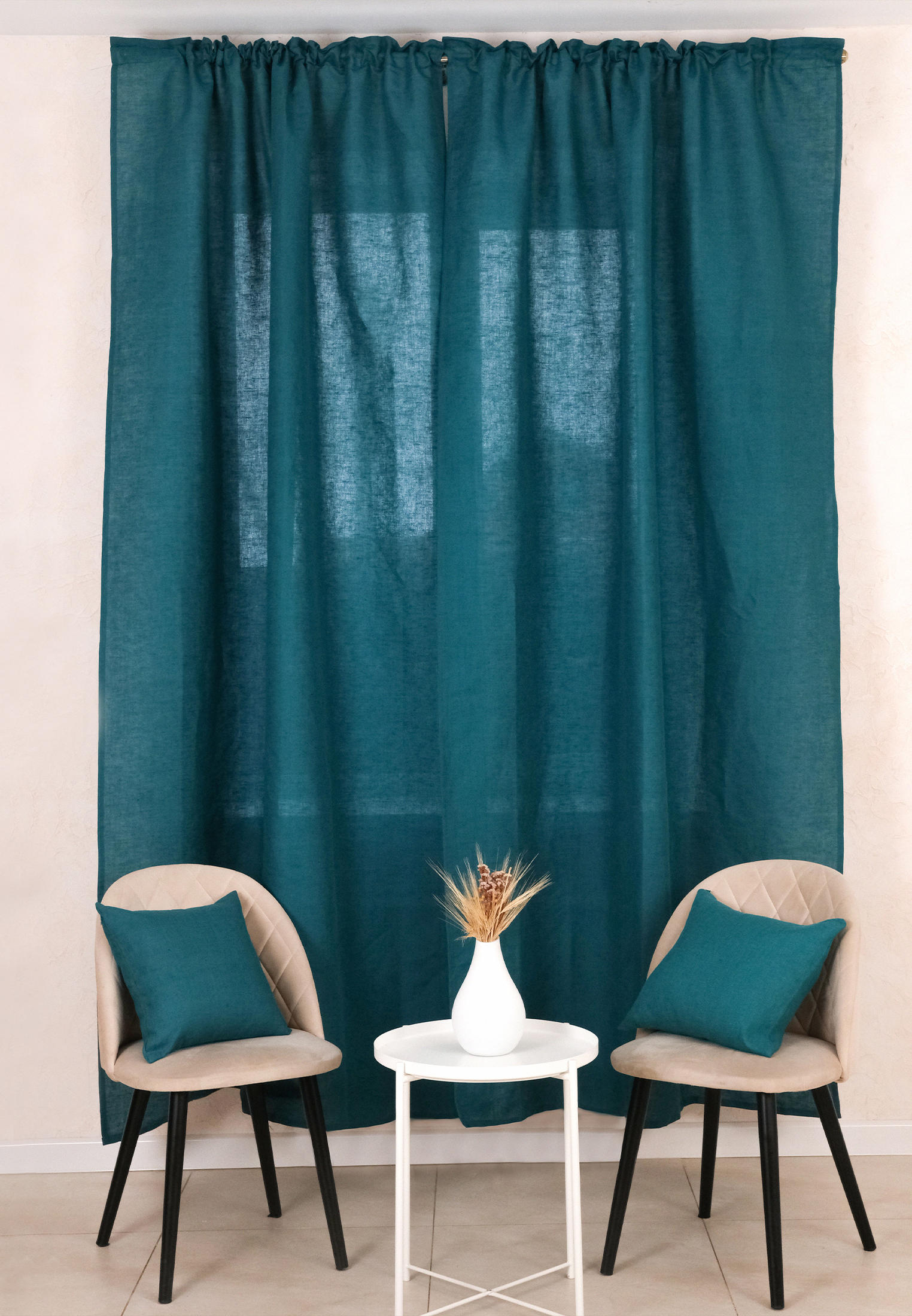 Тонкие льняные занавески на кухне