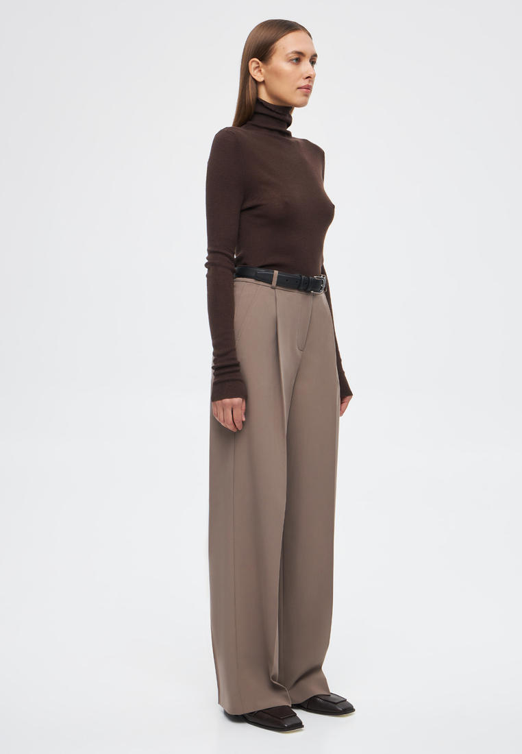 Женщина в магазине одежды. Pravdastore одежда. Pravdastore одежда. Универмаг ярославль магазины одежды. Simplest одежда.