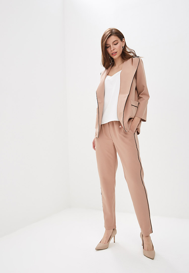 Бежевые костюмы для женщин. Бежевый брючный. Бежевый деловой костюм женский. Бежевый брючный костюм женский. Костюм брючный женский безко.