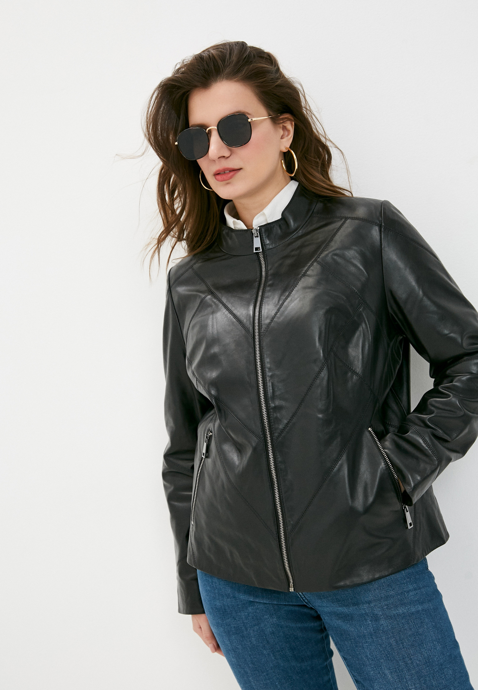 Модные кожаные куртки 2022 женские 50 размер. Куртка из кожзама женская. Женщина в кожаной куртке. Кожаные куртки женские больших размеров. Косуха бордовая женская.