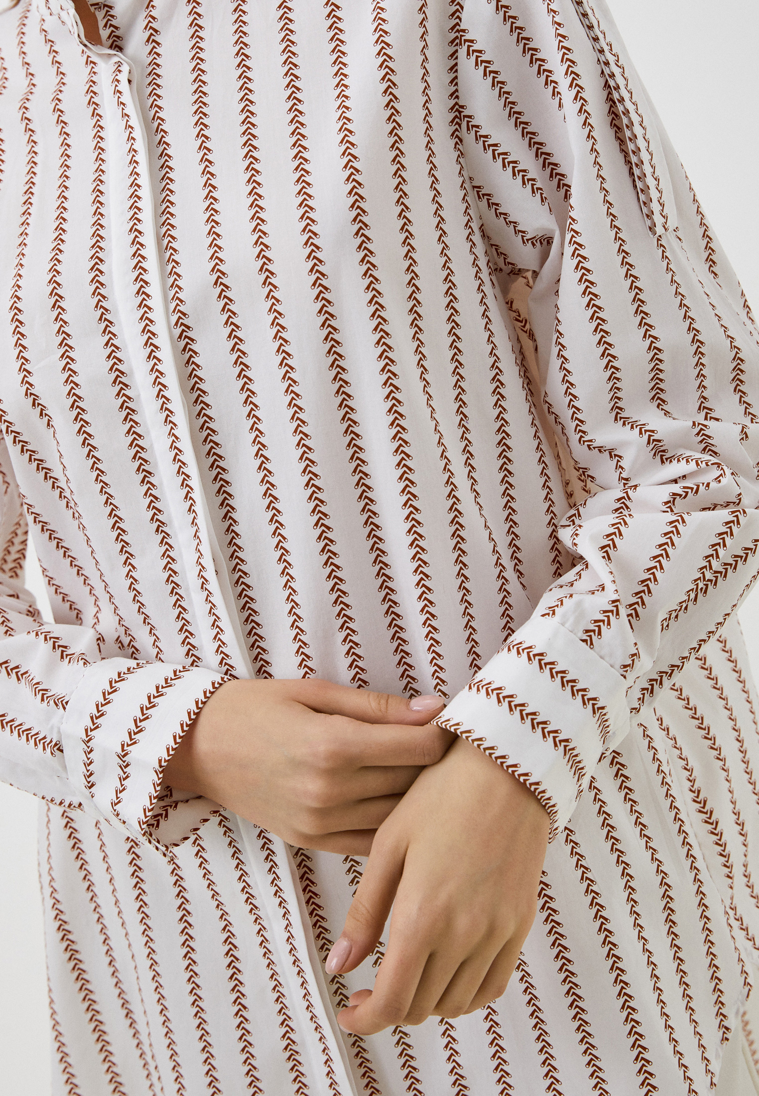 Ennstore одежда. Консультант в магазине одежды. Clothes store front. Ennstore. Forever 21 афимолл.