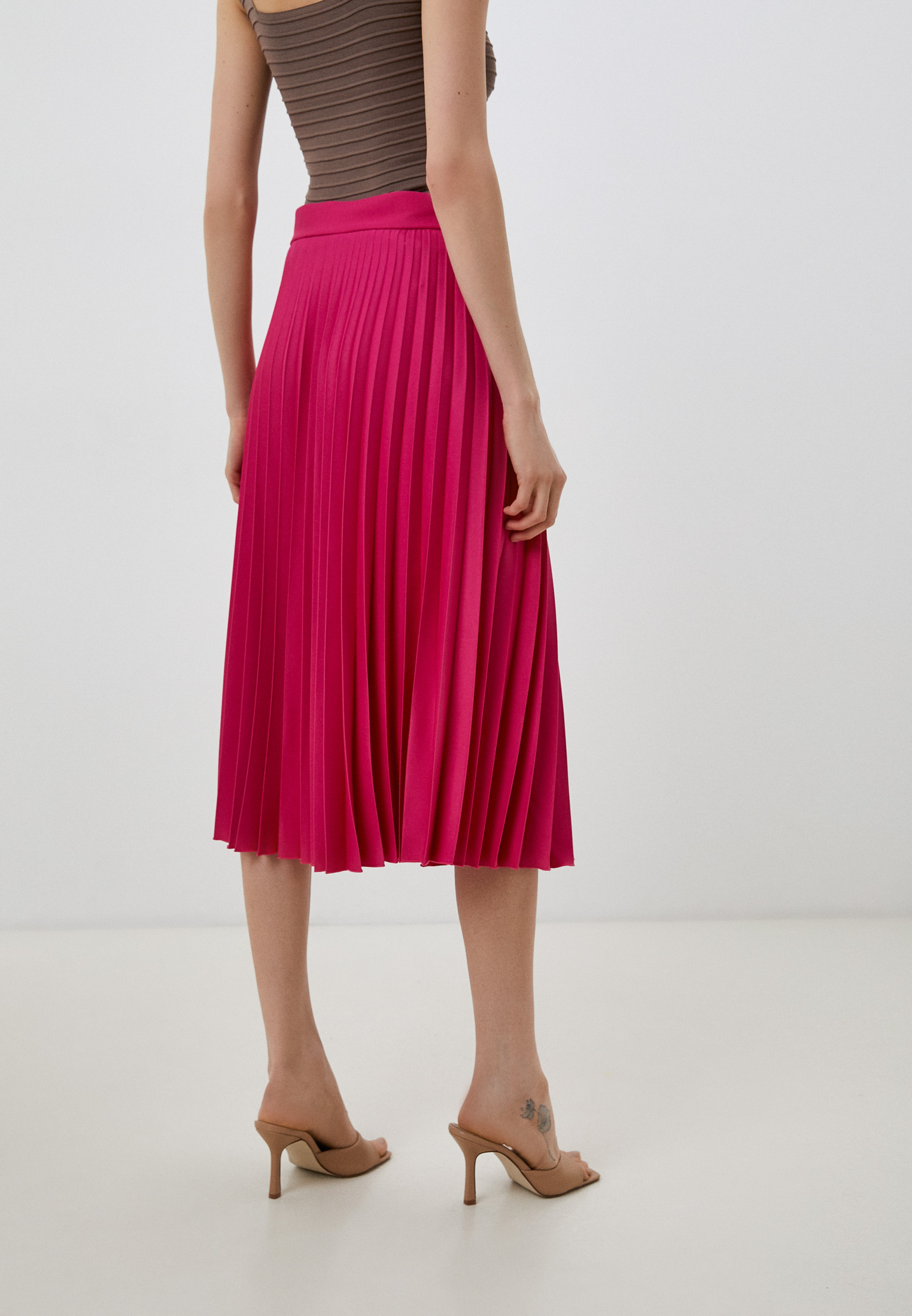 Фуксия юбка миди. Фуксия юбка миди. Атласная юбка фуксия. Юбка цвета фуксии. Юбка цвета фуксии.