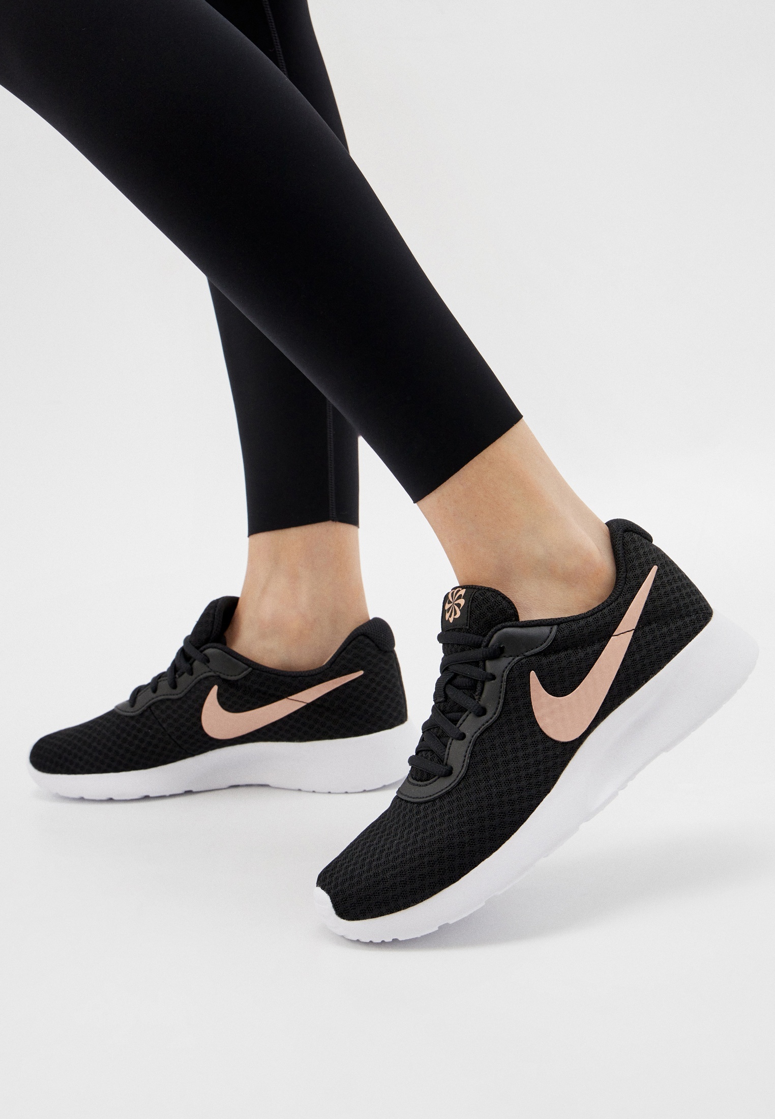 nike tanjun black gold