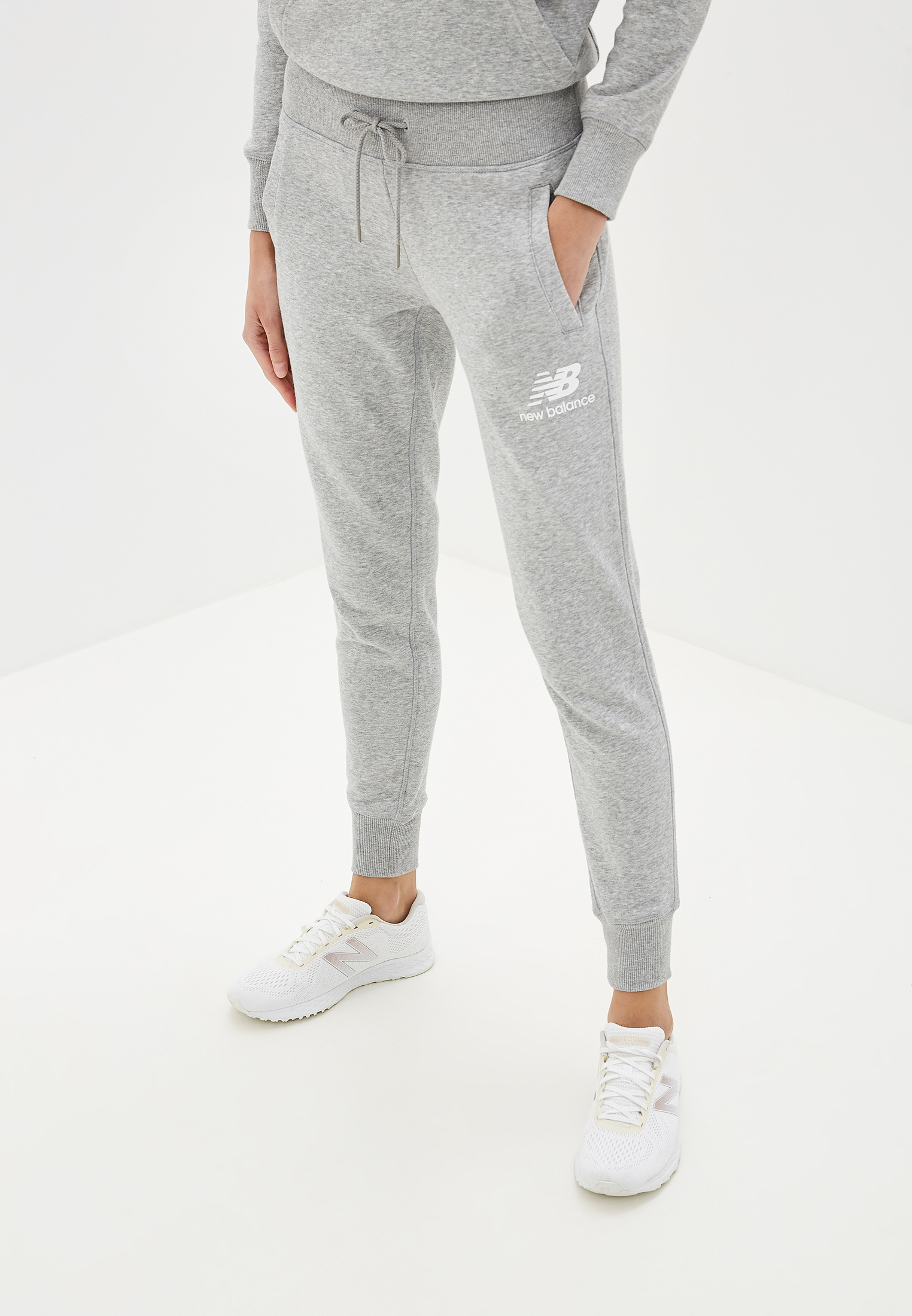 Спортивный костюм balance. New Balance брюки спортивные Essentials ft Sweatpant. New Balance Essentials Terrain штаны спортивные женские wp03519bk. Брюки Essentials New Balance серые. Нью бэланс серые спортивные.