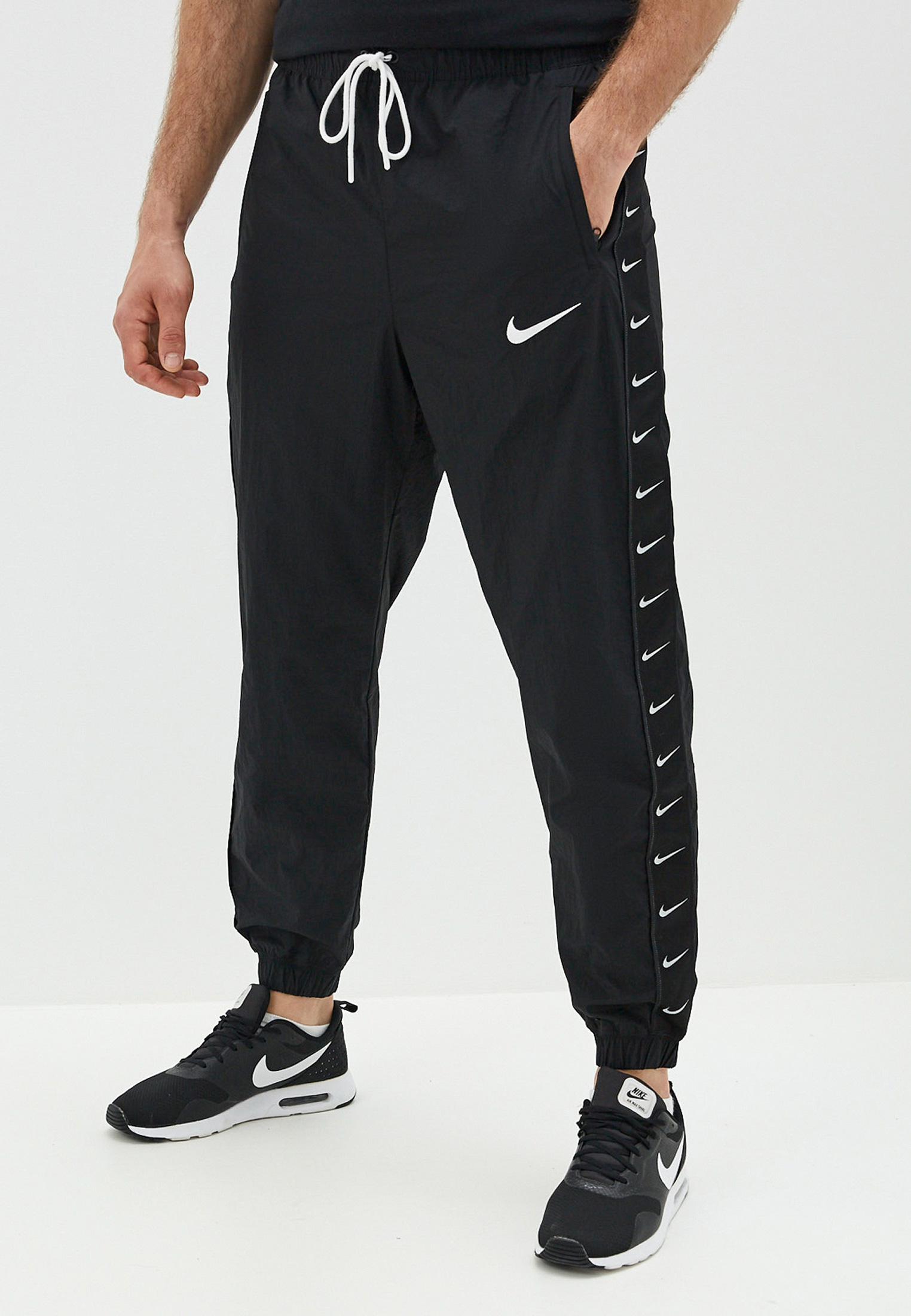 Брюки спортивные Nike SPORTSWEAR SWOOSH MEN'S WOVEN PANTS, цвет: черный .