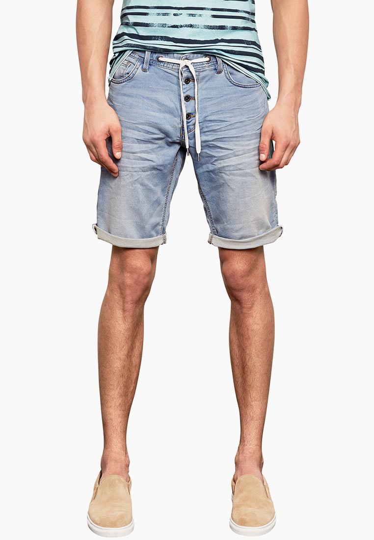 Мужские джинсовые шорты с необработанными краями.