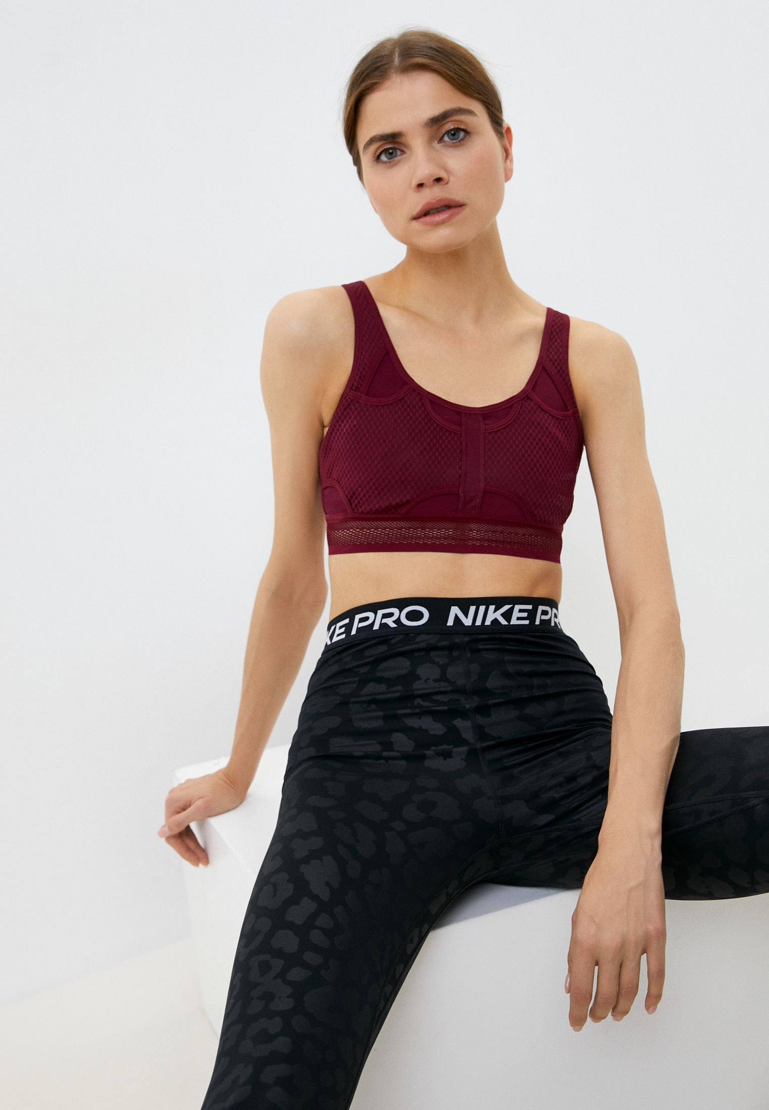 Спортивный топ бра Nike Swoosh Ultrabreathe