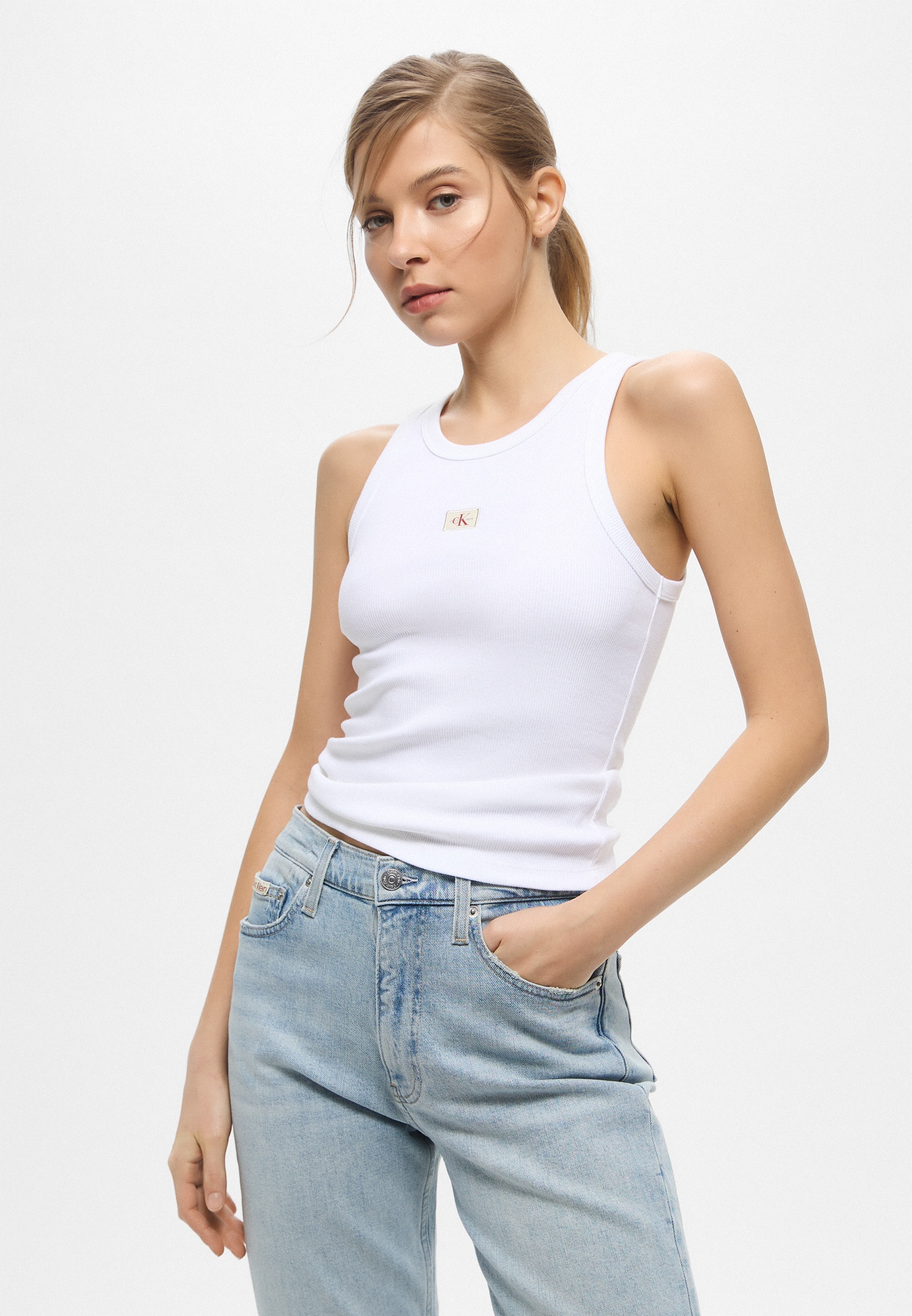 Майка Calvin Klein Jeans, цвет: белый, RTLADY944901 — купить в интернет ...