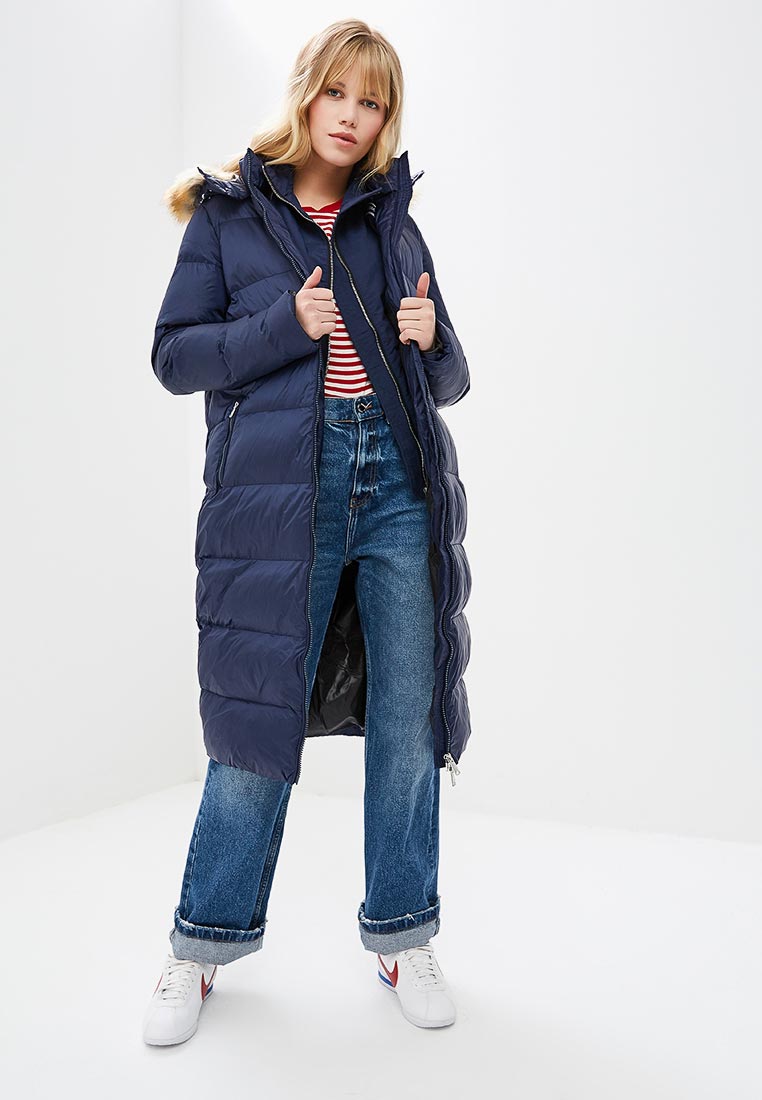 джинсы пуховик. луки с красным пуховиком. широкие джинсы с курткой. джинсы мом с пуховиком. пуховик с джинсами.